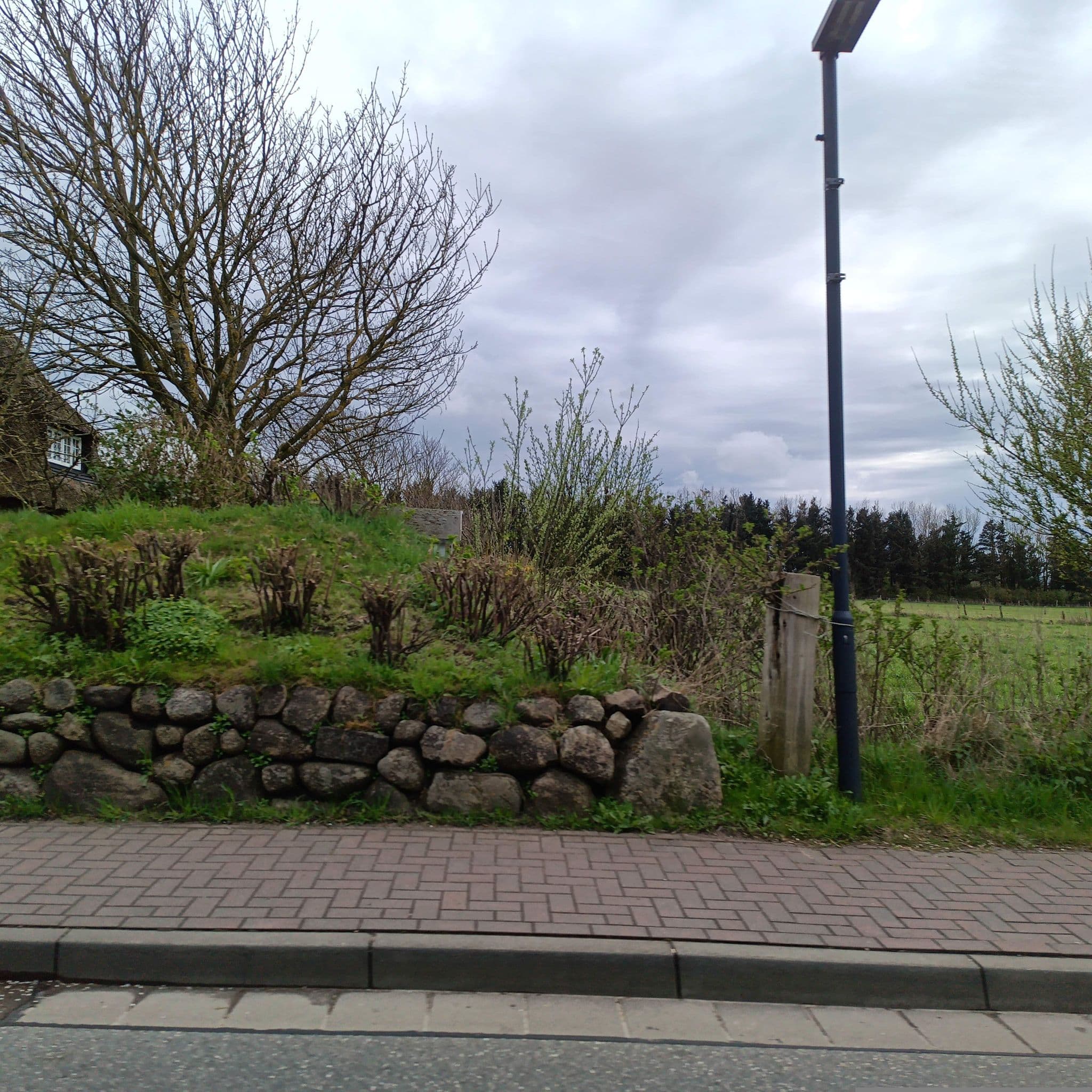 Street view near Haus Uthland GmbH & Co, Tinnum — © Herrcules (CC BY-SA · Mapillary)