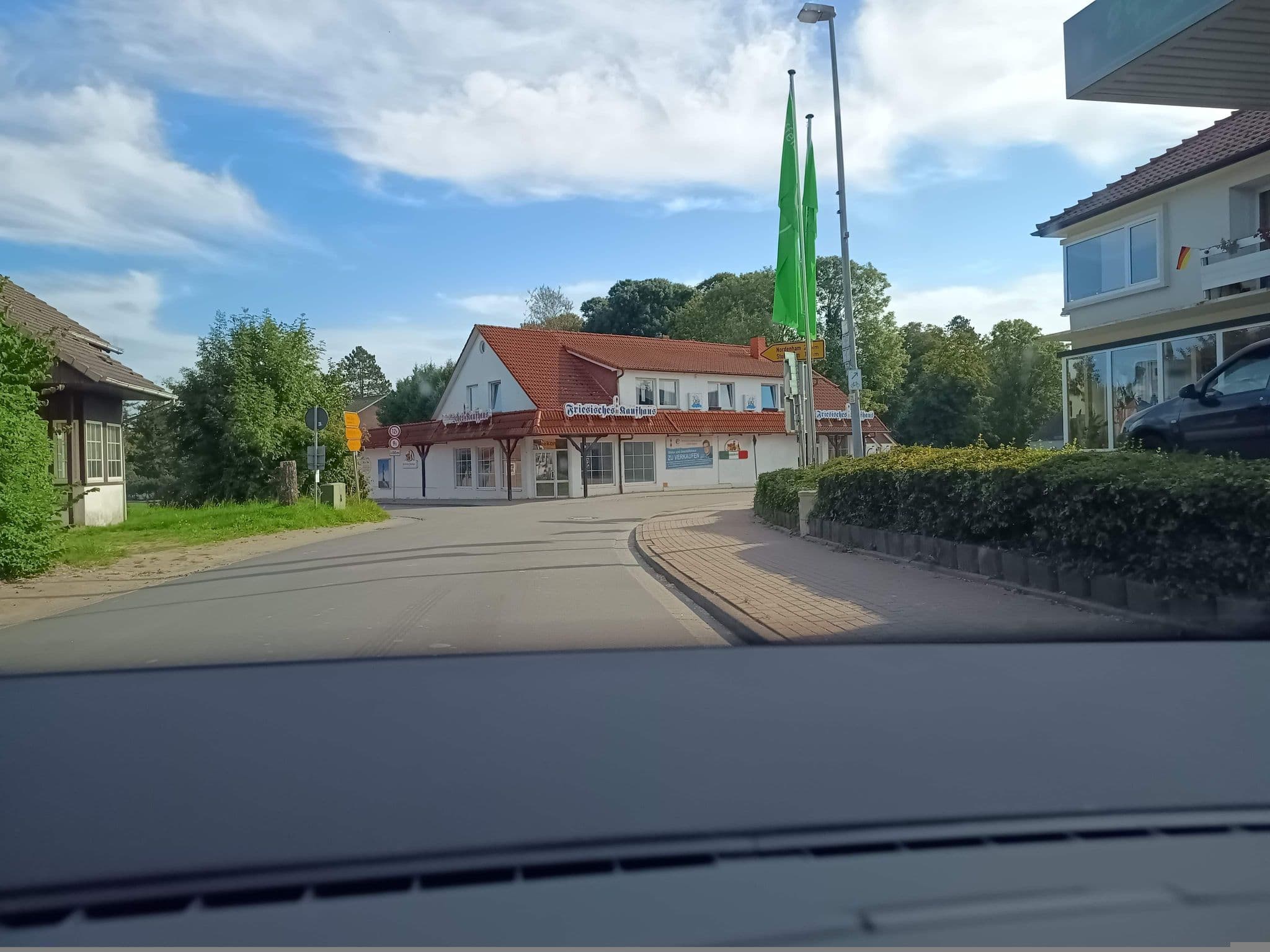 Street view near Hotel Hof von Oldenburg, Butjadingen — © zuse (CC BY-SA · Mapillary)