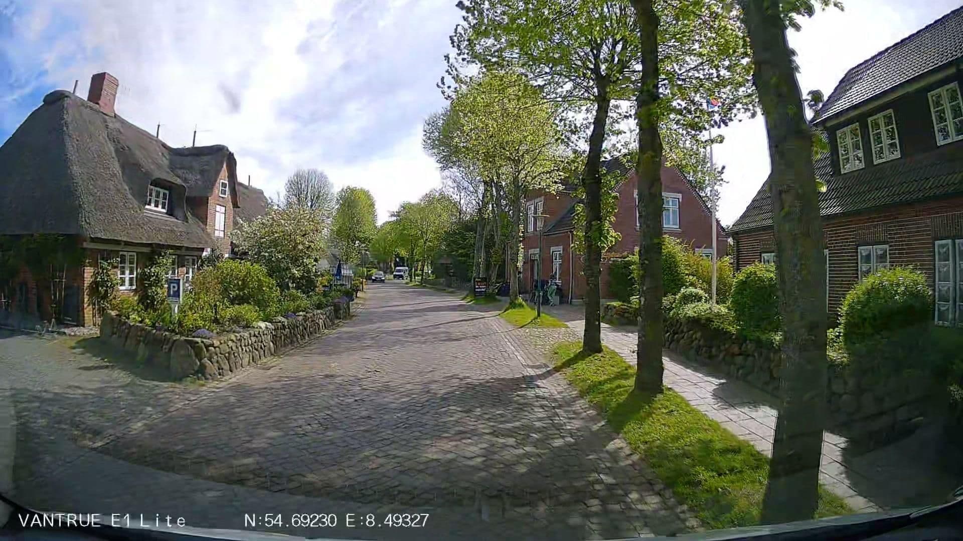 Street view near Apartments Nieblum auf Föhr -Ulmenhof, Wyk auf Föhr — © Hightower- (CC BY-SA · Mapillary)