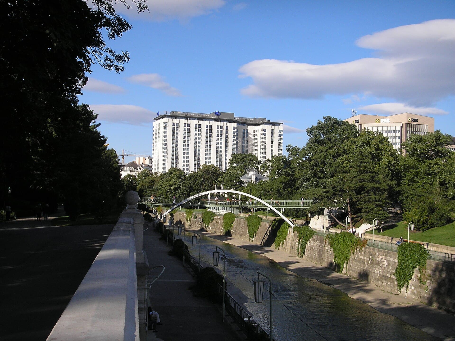 Hilton Vienna Park (via Wikimedia Commons, CC BY 2.5)