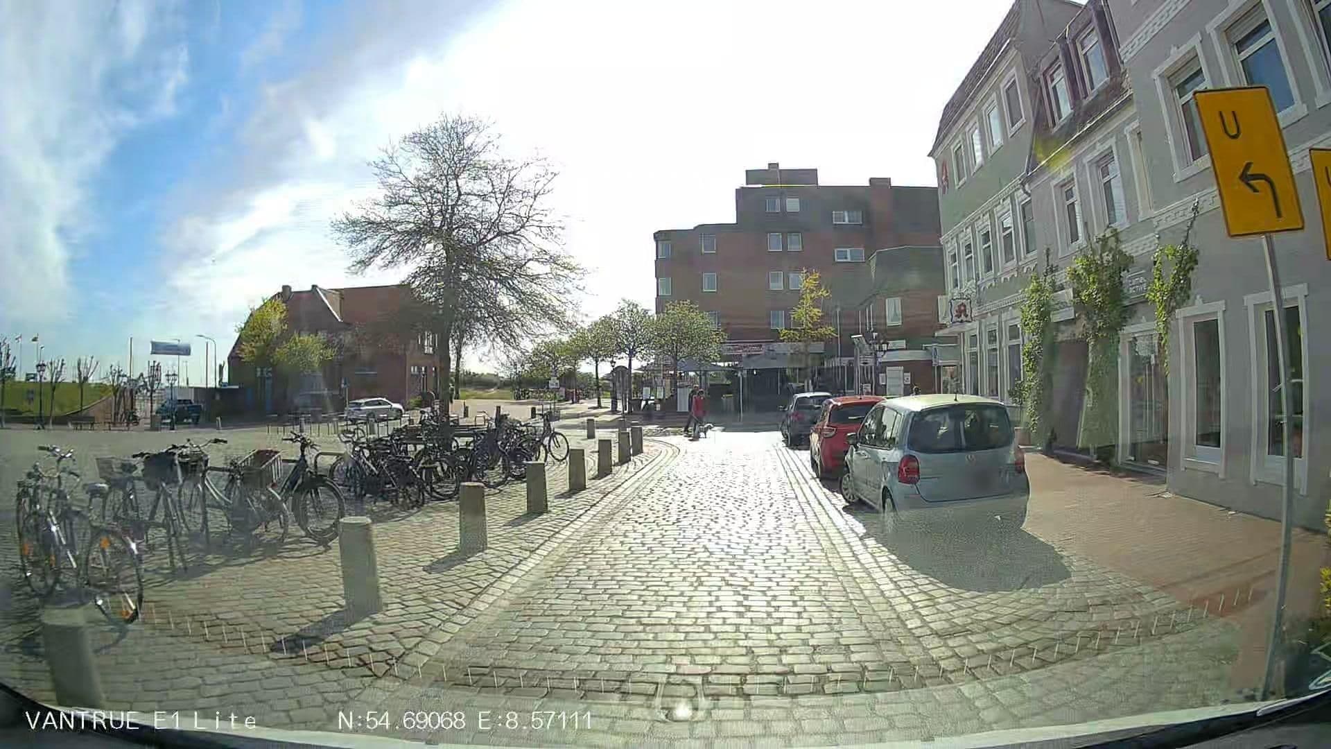 Street view near Hellinghaus, Wyk auf Föhr — © Hightower- (CC BY-SA · Mapillary)