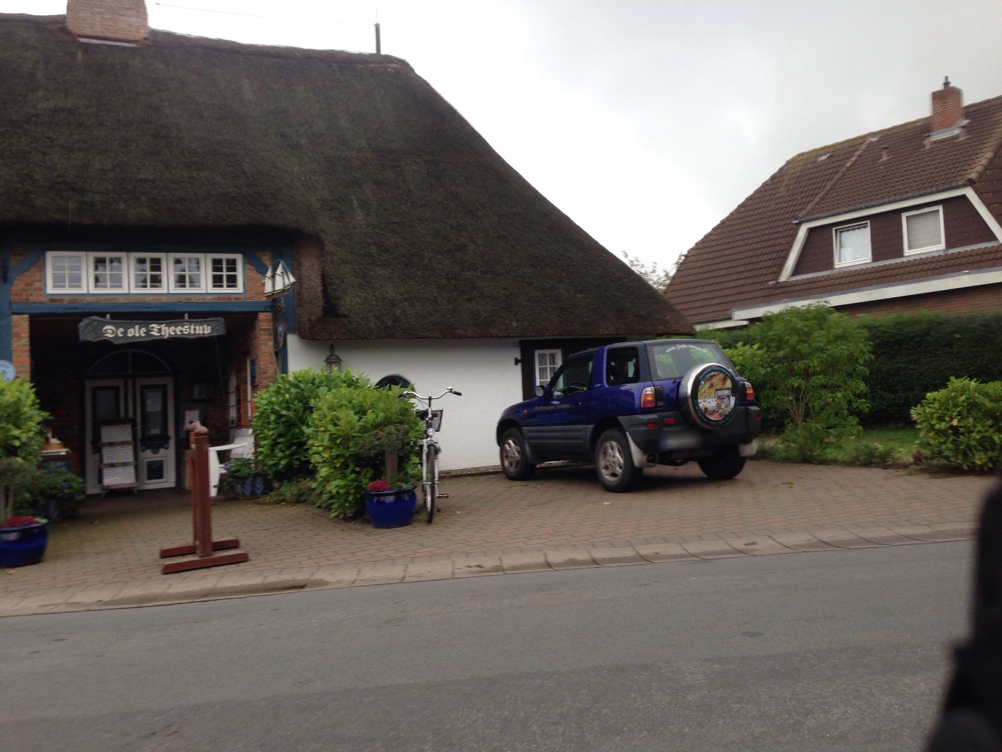 Street view near Strandgut Oevenum, Wyk auf Föhr — © mjay (CC BY-SA · Mapillary)