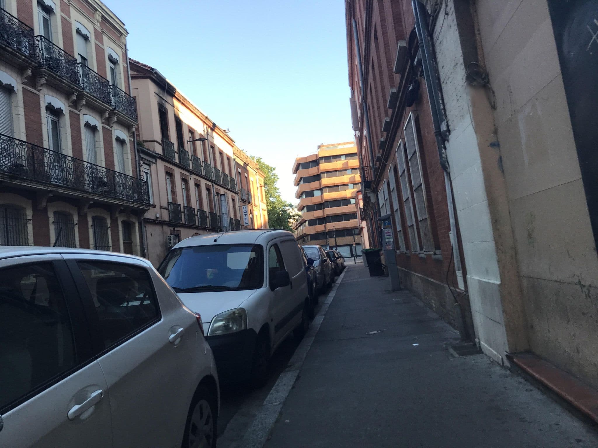 Street view near Hôtel Boréal, Toulouse — © miguel_andrade (CC BY-SA · Mapillary)
