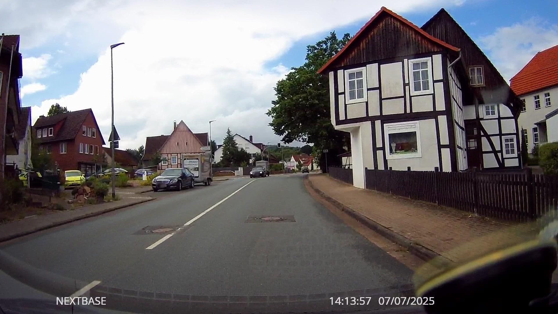 Street view near Hotel Alt-Holzhausen, Bad Pyrmont — © derlipper (CC BY-SA · Mapillary)