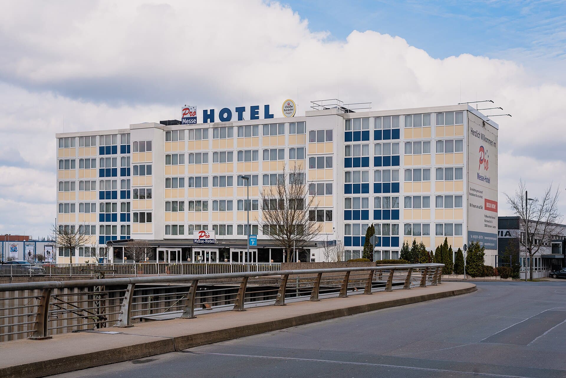 Pro Messe-Hotel (via Wikimedia Commons, CC BY 4.0)
