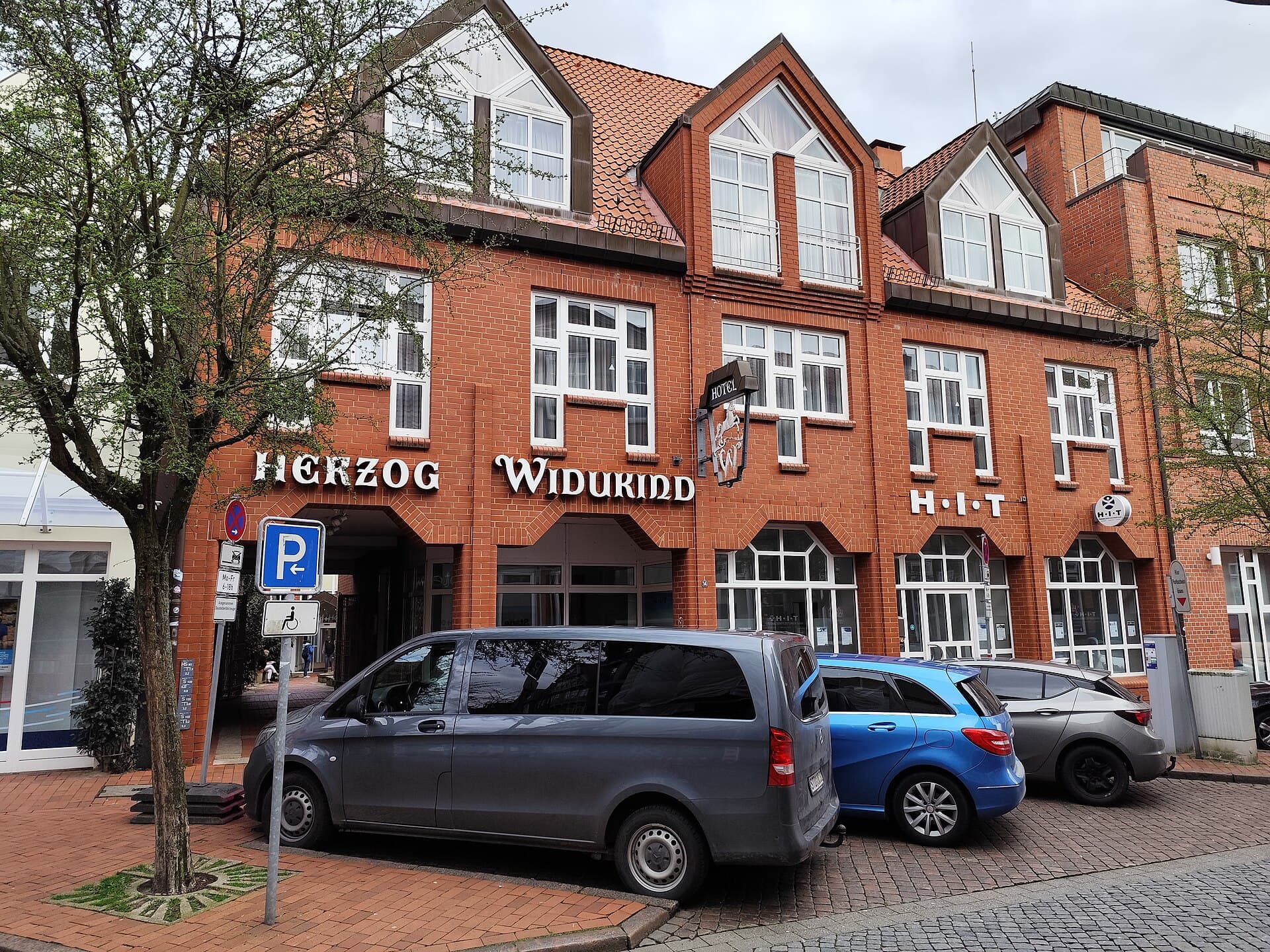 H+ Hotel Stade Herzog Widukind (via Wikimedia Commons, CC BY 4.0)