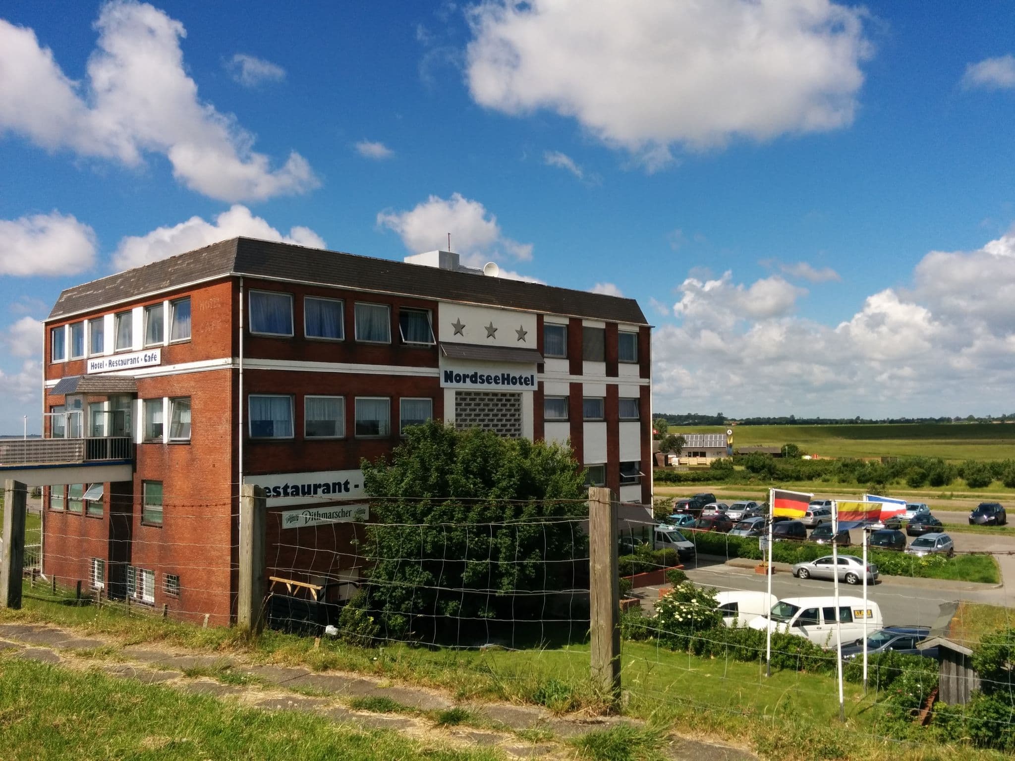 Street view near Nordsee Hotel, Husum — © tschaedl (CC BY-SA · Mapillary)
