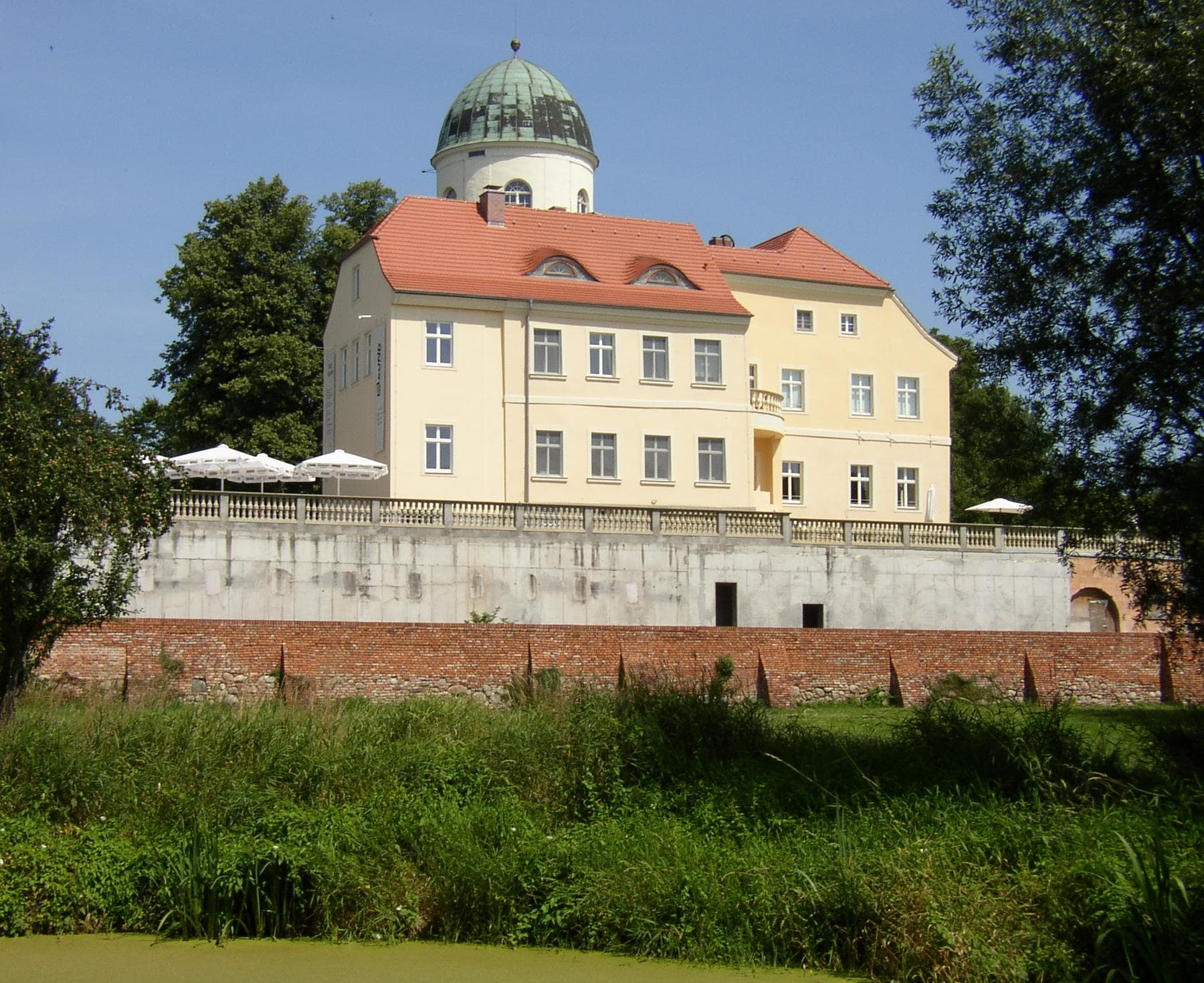 BioHotel Burg Lenzen (via Wikimedia Commons, CC BY-SA 3.0)