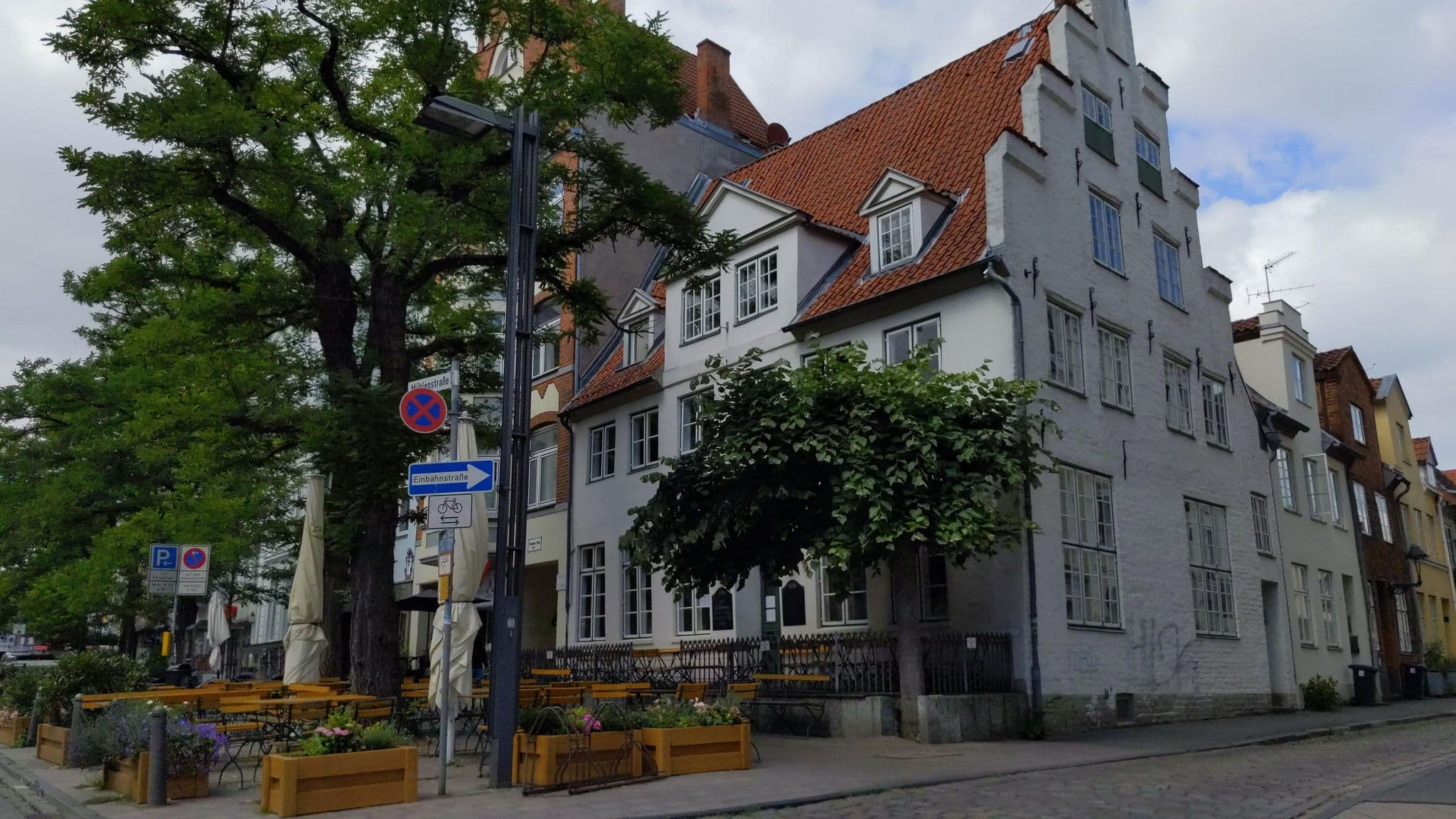 Street view near Historisches Balkenhäuschen, Lübeck — © rasmustravemnd (CC BY-SA · Mapillary)