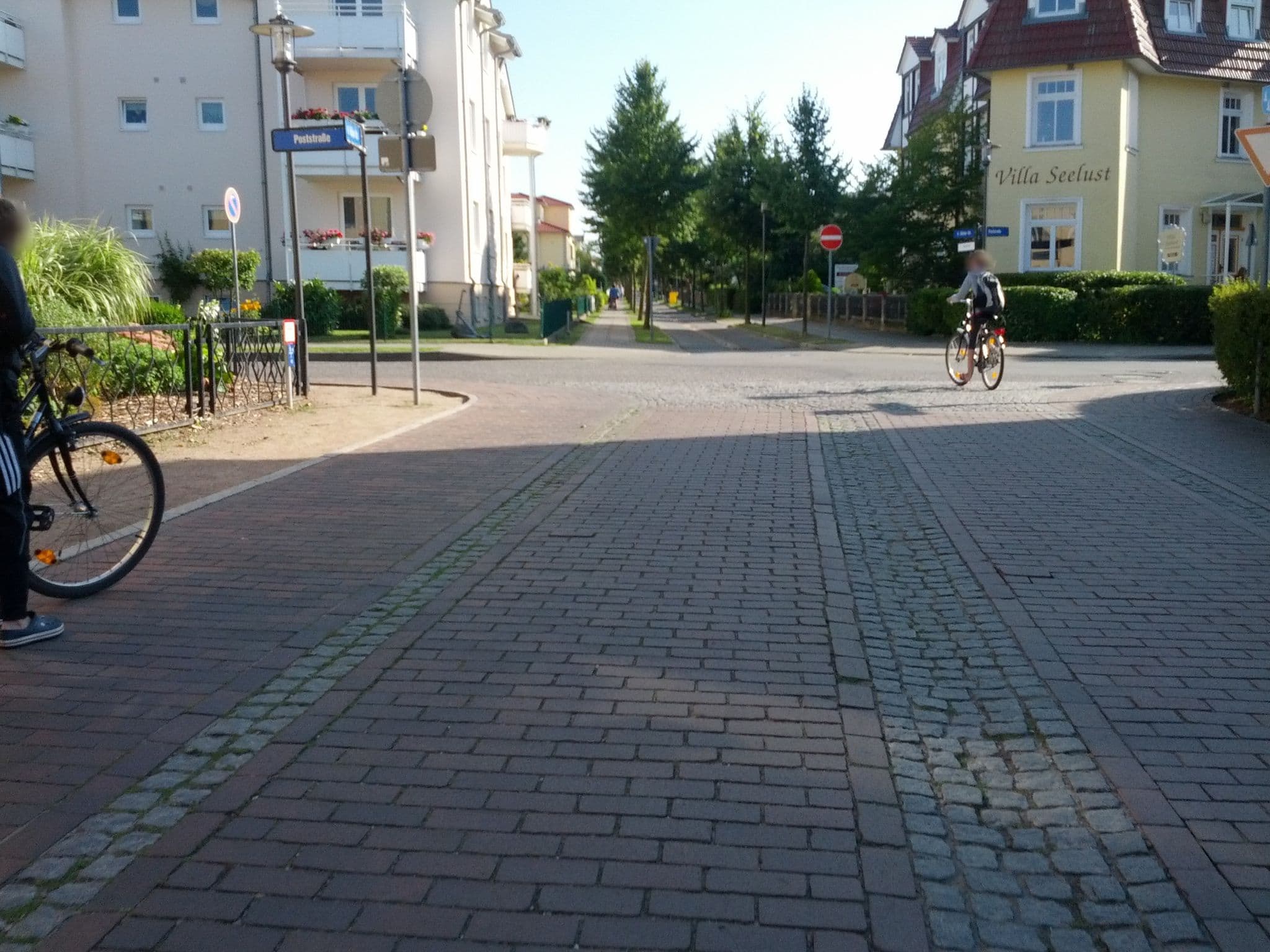 Street view near Penthouse-Ferienwohnung SEESTERN-Residenz, Ostseebad Kühlungsborn — © zoegglmeyr (CC BY-SA · Mapillary)