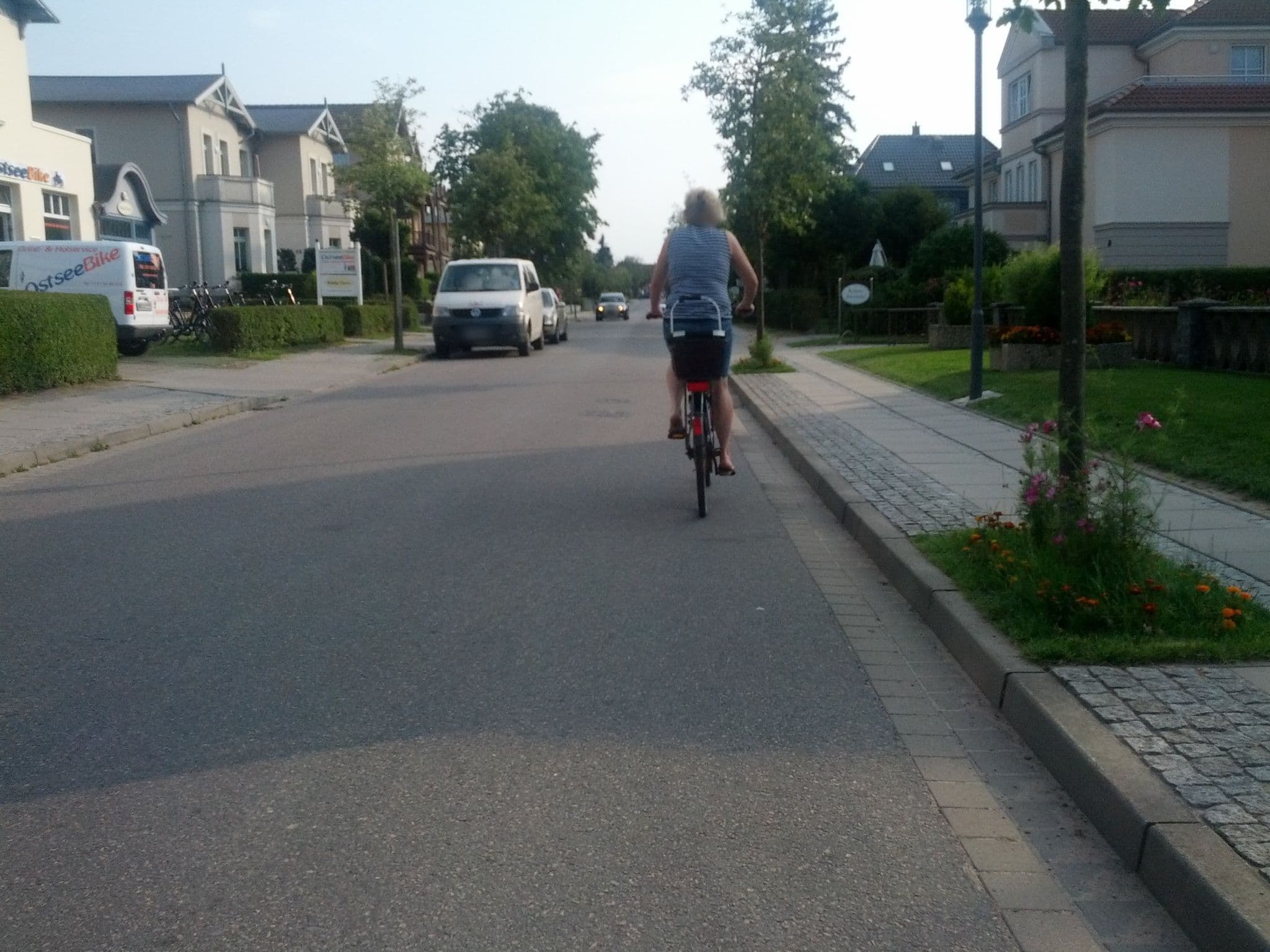 Street view near Villa Zur alten Post, Ostseebad Kühlungsborn — © zoegglmeyr (CC BY-SA · Mapillary)