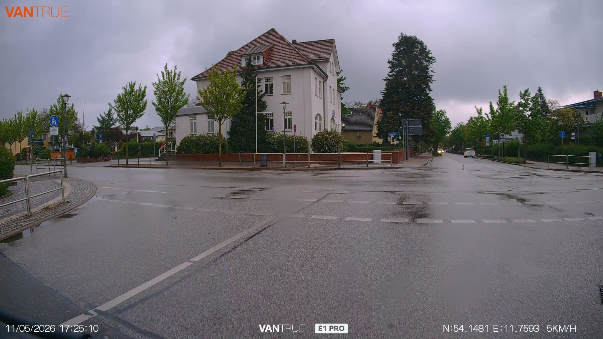 Street view near Villa Patricia, Ostseebad Kühlungsborn — © LordOslo (CC BY-SA · Mapillary)