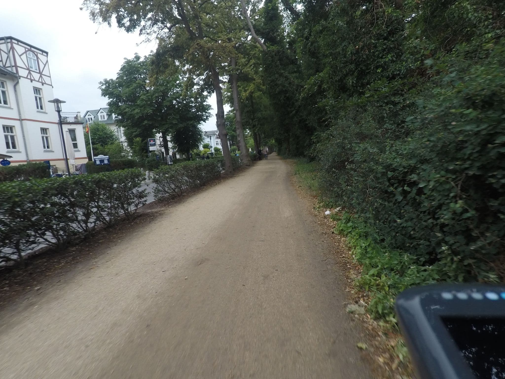 Street view near Hotel-Pension Seeblick-Gaststätte Zur Reuse, Ostseebad Kühlungsborn — © mjay (CC BY-SA · Mapillary)