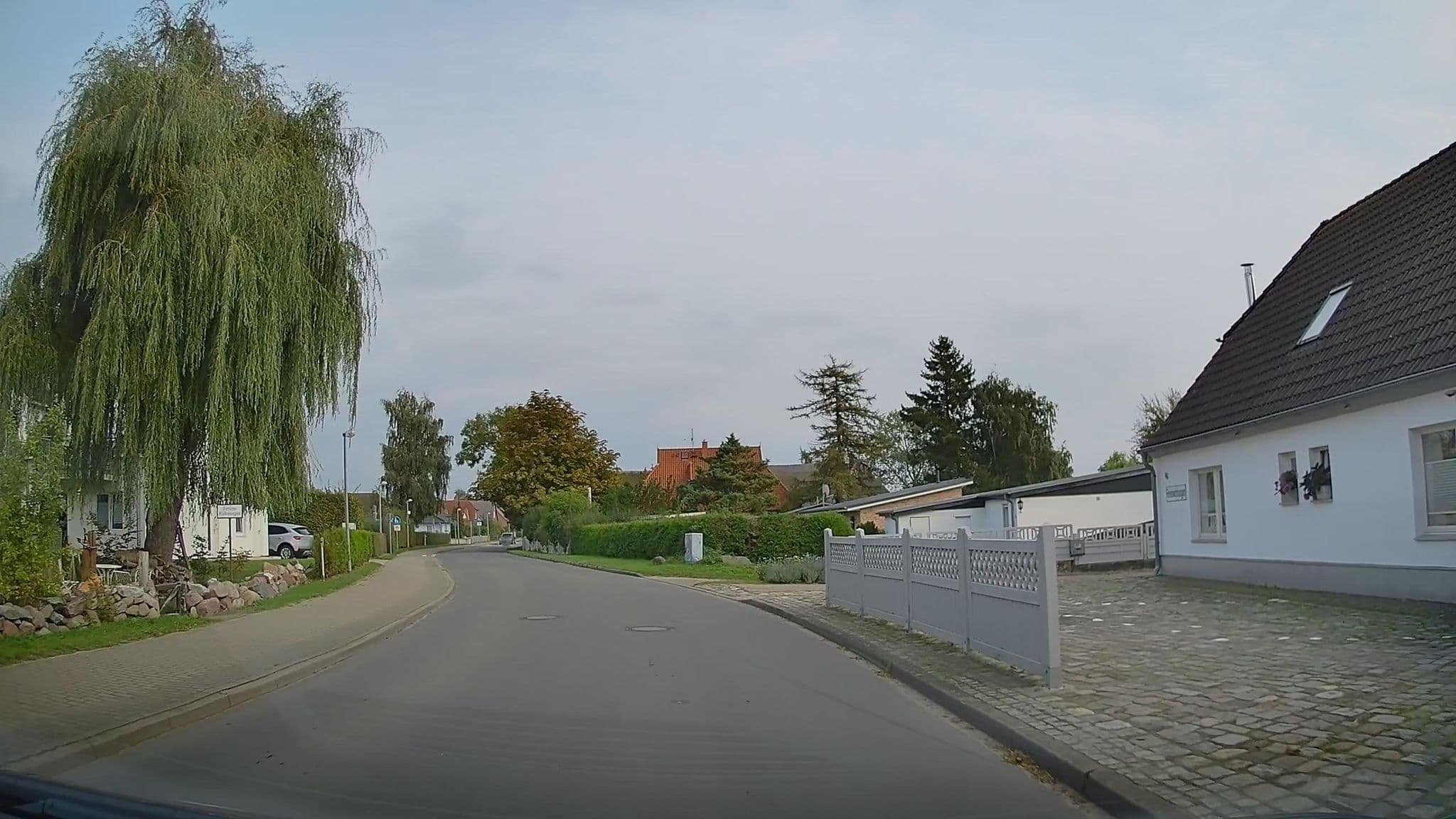Street view near Ferienhaus Fischerhütte in Börgerende, Börgerende-Rethwisch — © hendel (CC BY-SA · Mapillary)