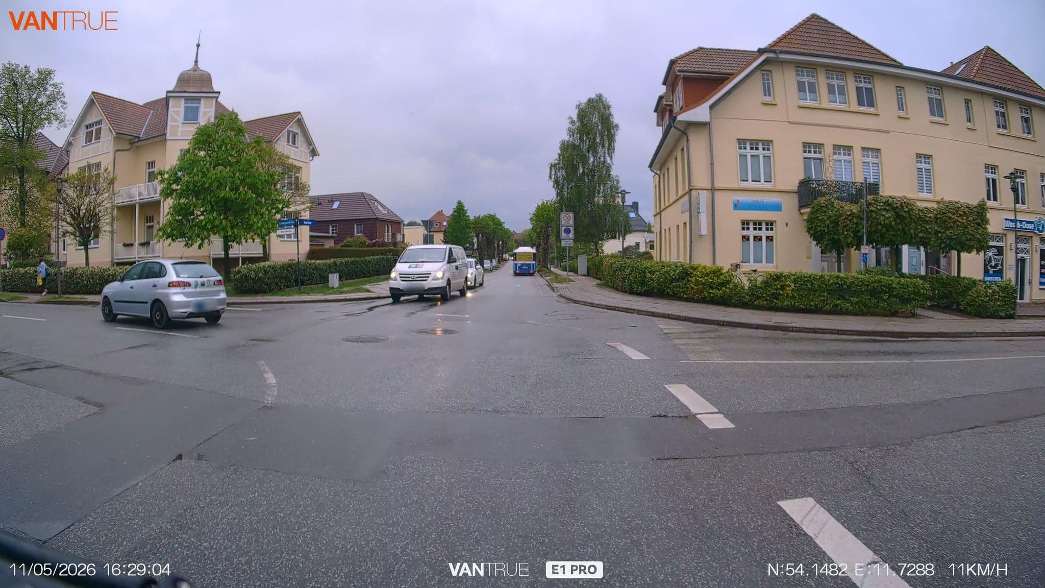 Street view near Zimmer am Meer, Ostseebad Kühlungsborn — © LordOslo (CC BY-SA · Mapillary)
