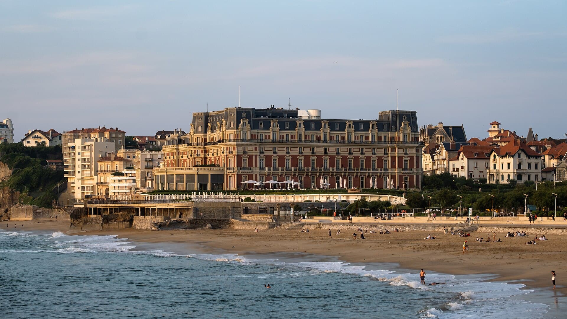 Hôtel du Palais (via Wikimedia Commons, CC BY-SA 4.0)