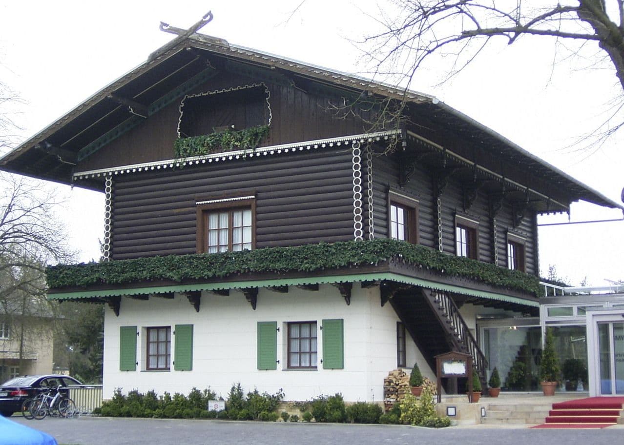 Hotel Bayrisches Haus (via Wikimedia Commons, Attribution)
