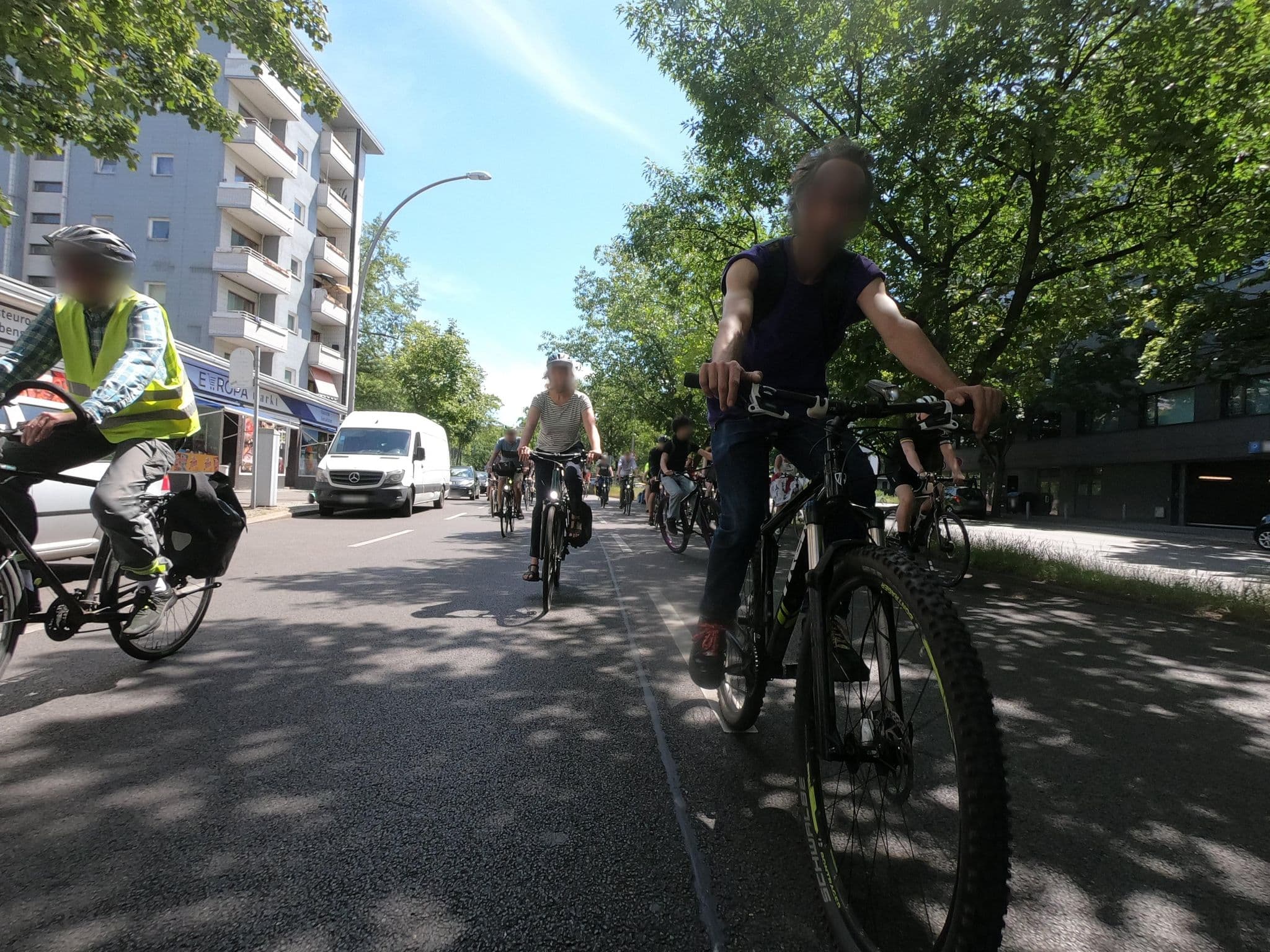 Street view near Rheingold-Hotelbetriebs GmbH, Schöneberg — © carlheinz (CC BY-SA · Mapillary)