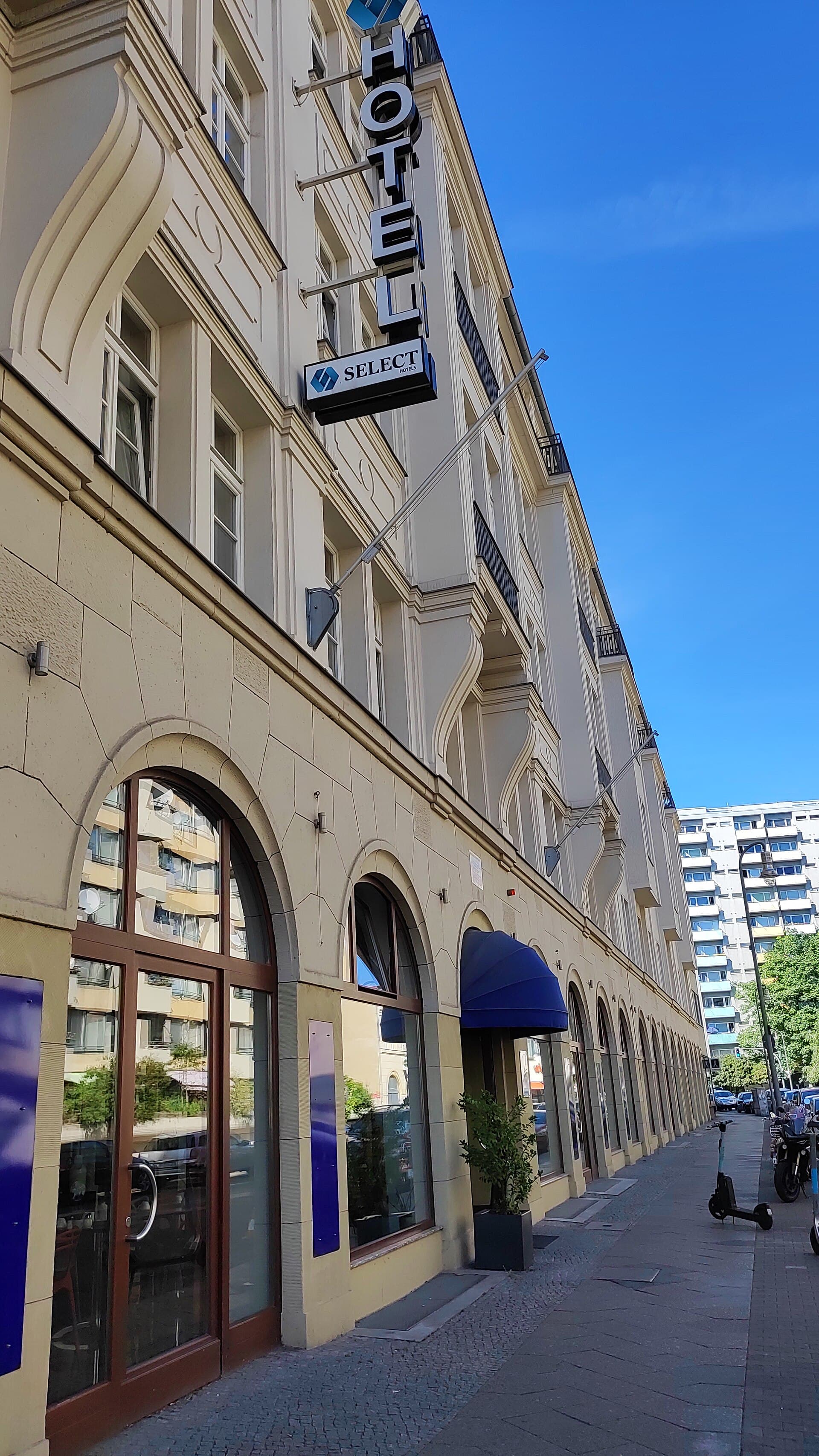 Novum Select Hotel Berlin Checkpoint Charlie (via Wikimedia Commons, CC BY-SA 4.0)