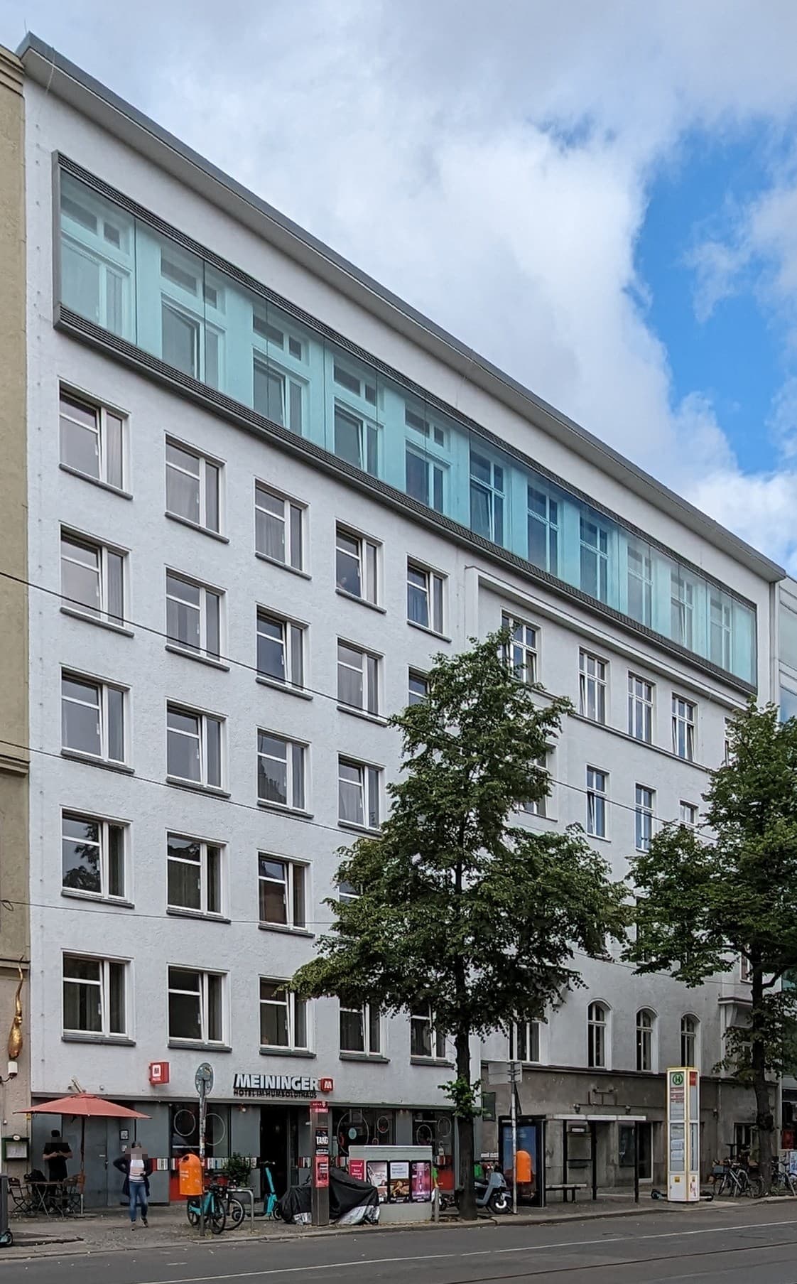MEININGER Hotel Berlin Mitte Humboldthaus (via Wikimedia Commons, CC BY-SA 4.0)
