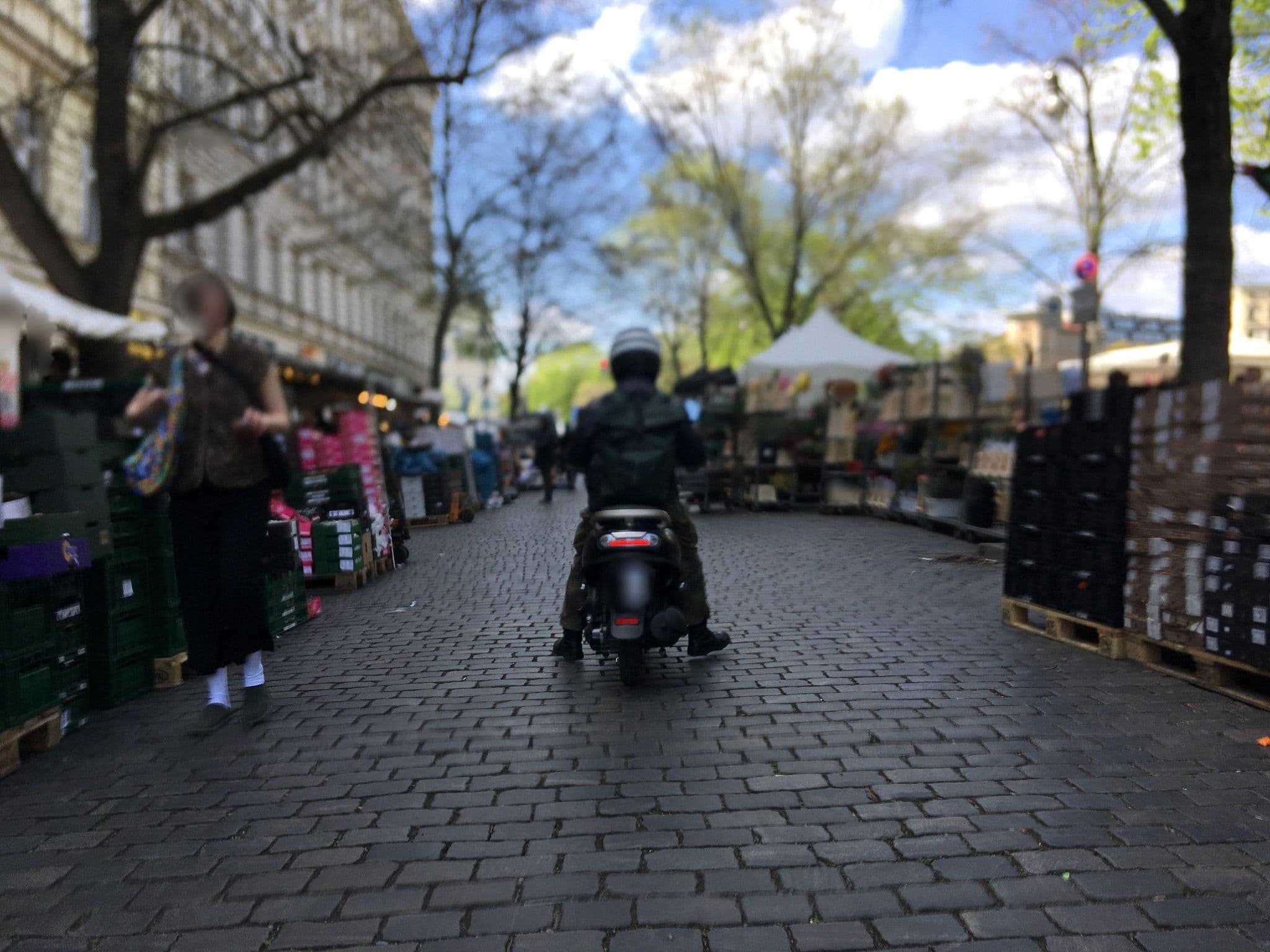 Street view near Salon Bleu, Kreuzberg — © carlheinz (CC BY-SA · Mapillary)