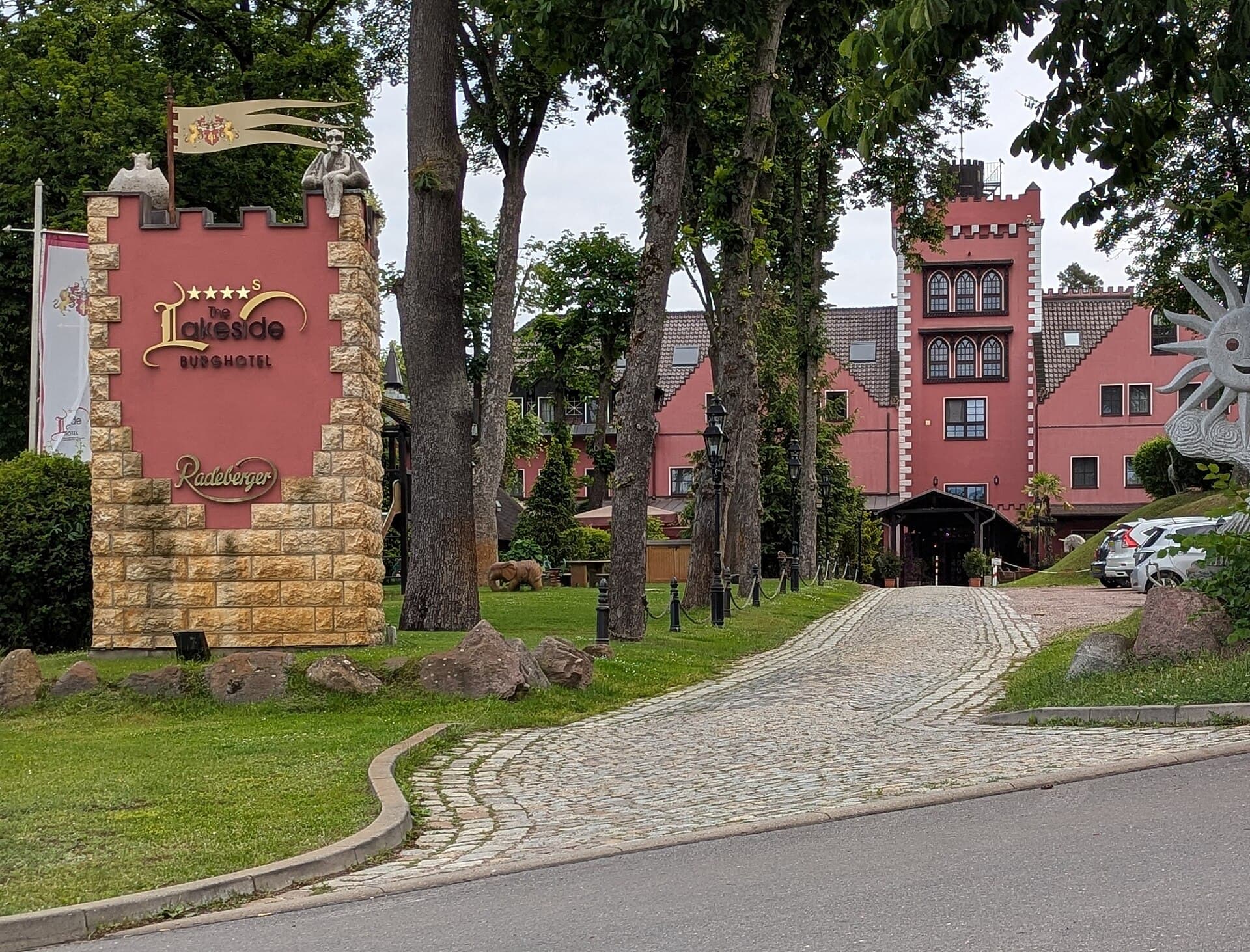 The Lakeside | Burghotel zu Strausberg (via Wikimedia Commons, CC BY-SA 4.0)