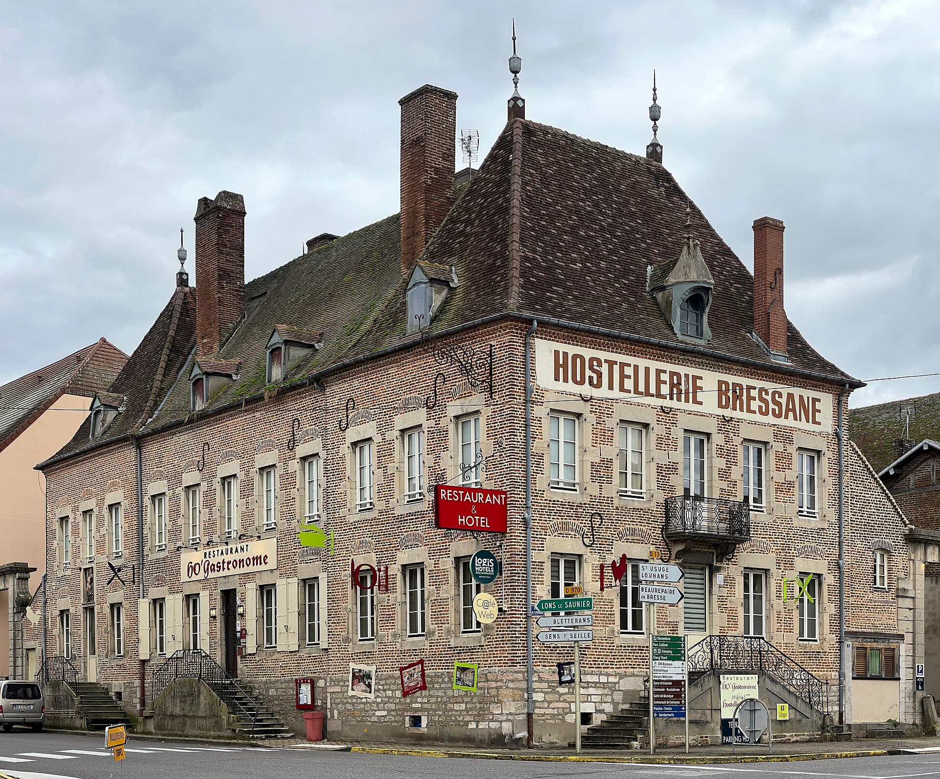 Hostellerie Bressane (via Wikimedia Commons, CC BY-SA 4.0)