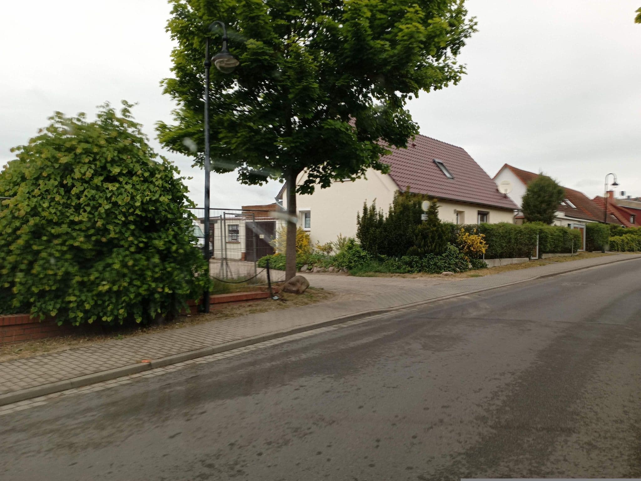 Street view near Ferienwohnungen an der Müritz, Waren — © atze02 (CC BY-SA · Mapillary)