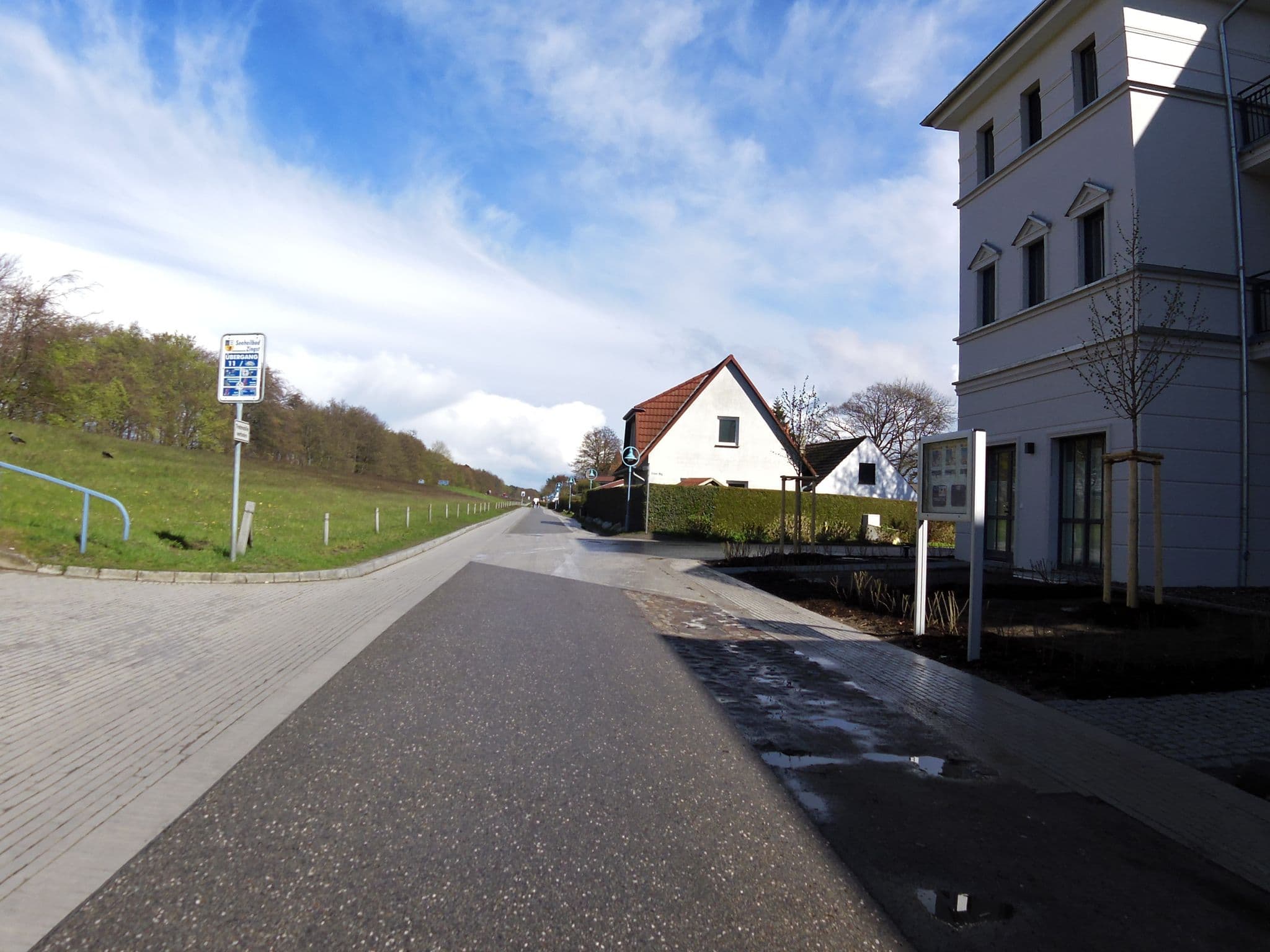 Street view near Hotel & Restaurant Meeresrauschen, Zingst — © zoegglmeyr (CC BY-SA · Mapillary)