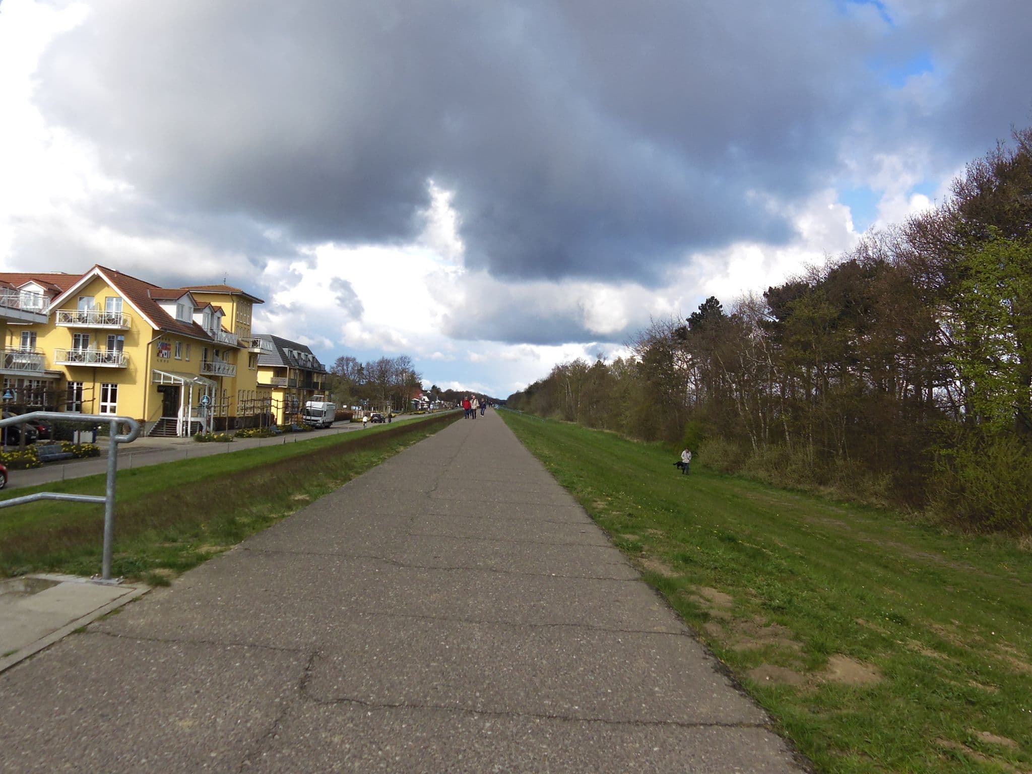 Street view near Appartmenthaus Meerlust Wohnung M 309, Zingst — © zoegglmeyr (CC BY-SA · Mapillary)