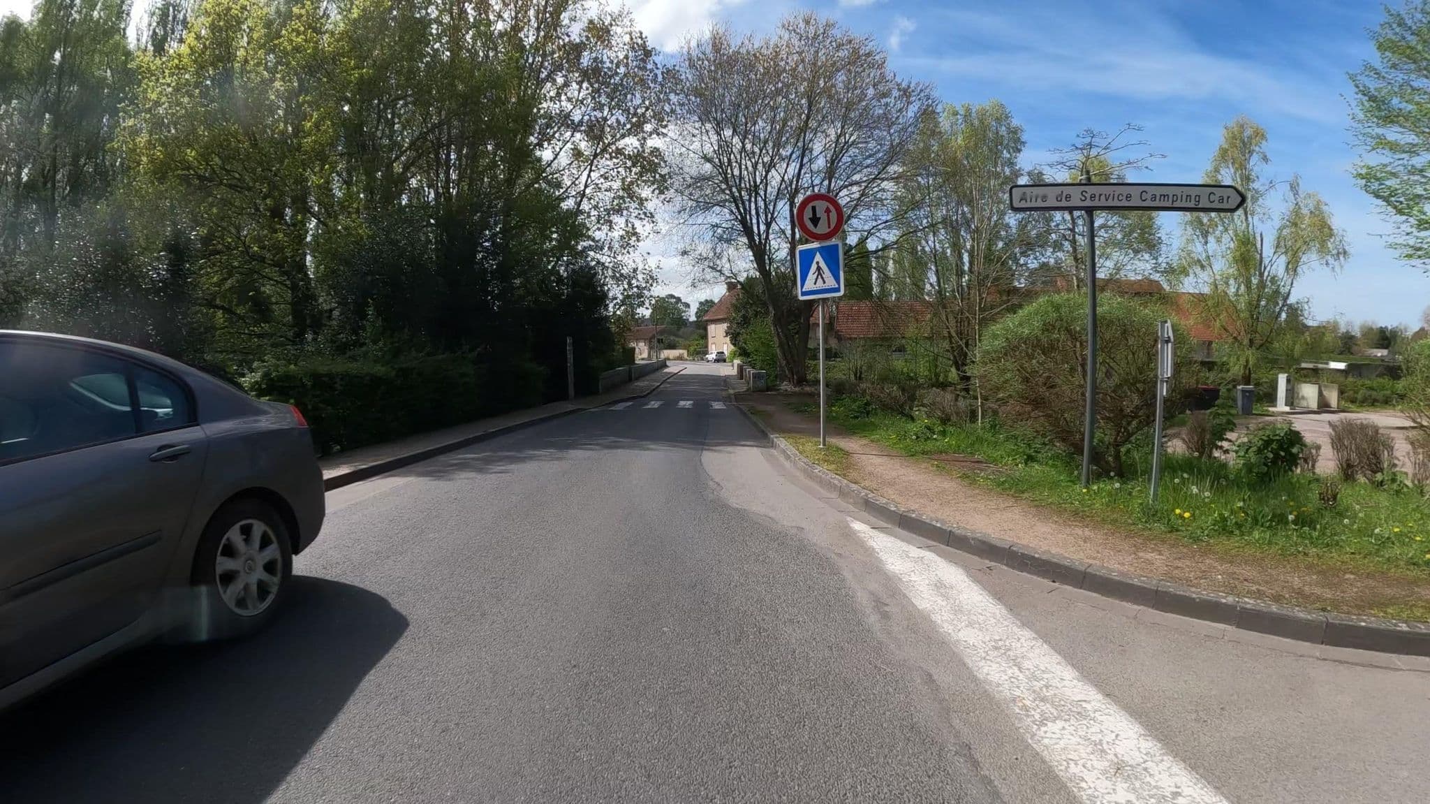 Street view near Aire Chemin du Hameau de la Rivière Bayeux, Bayeux — © Nzau (CC BY-SA · Mapillary)