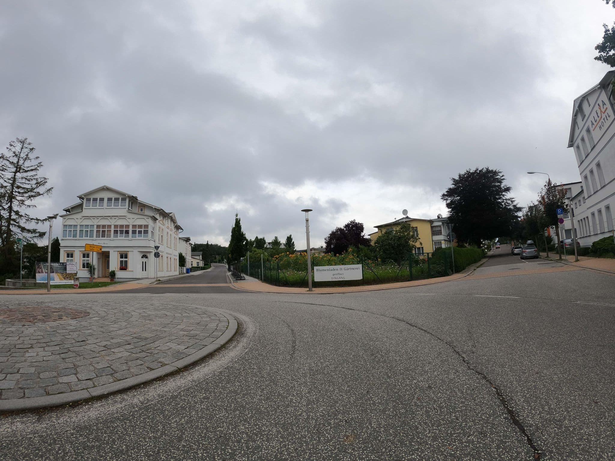Street view near Rügener Ferienhäuser der Bauwirtschaft, Ostseebad Göhren — © strubbl (CC BY-SA · Mapillary)