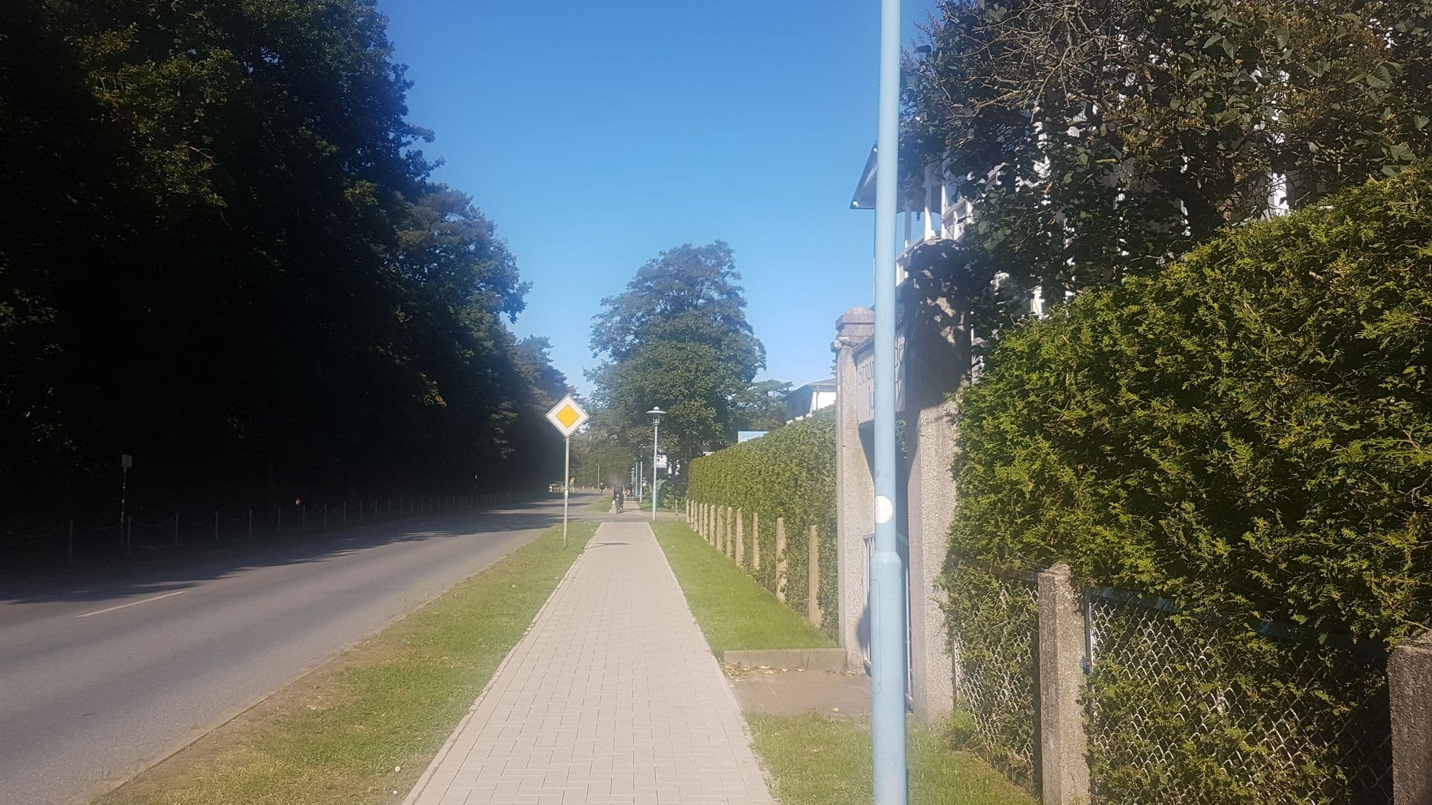 Street view near Ferienhaus Dorf, Wiek — © snowdiver (CC BY-SA · Mapillary)