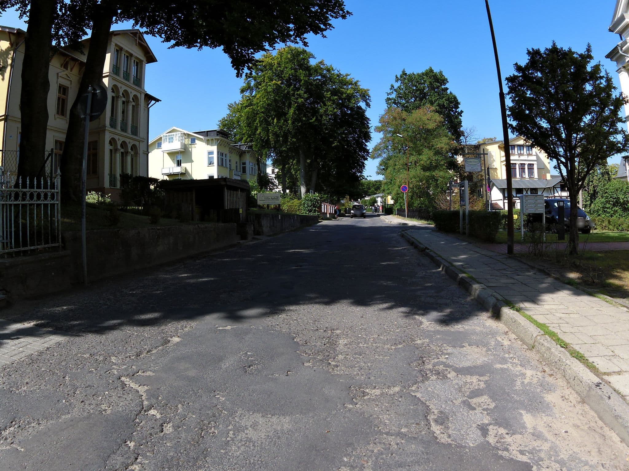 Street view near Hausmeisterserice & Fahrradverleih Martens, Seebad Heringsdorf — © zoegglmeyr (CC BY-SA · Mapillary)