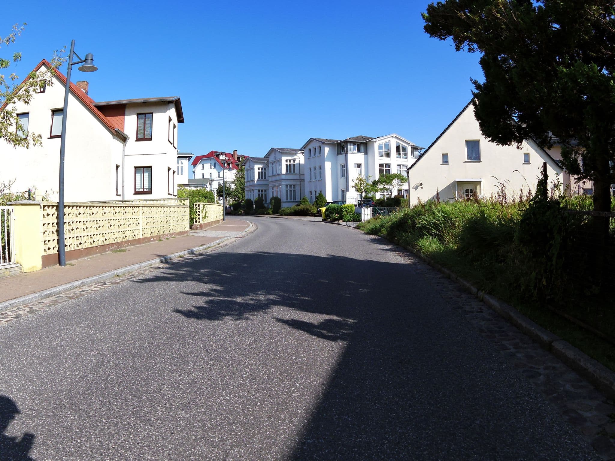Street view near Ferienwohnungen Ahlbecker Höhe - Fischerweg, Seebad Heringsdorf — © zoegglmeyr (CC BY-SA · Mapillary)
