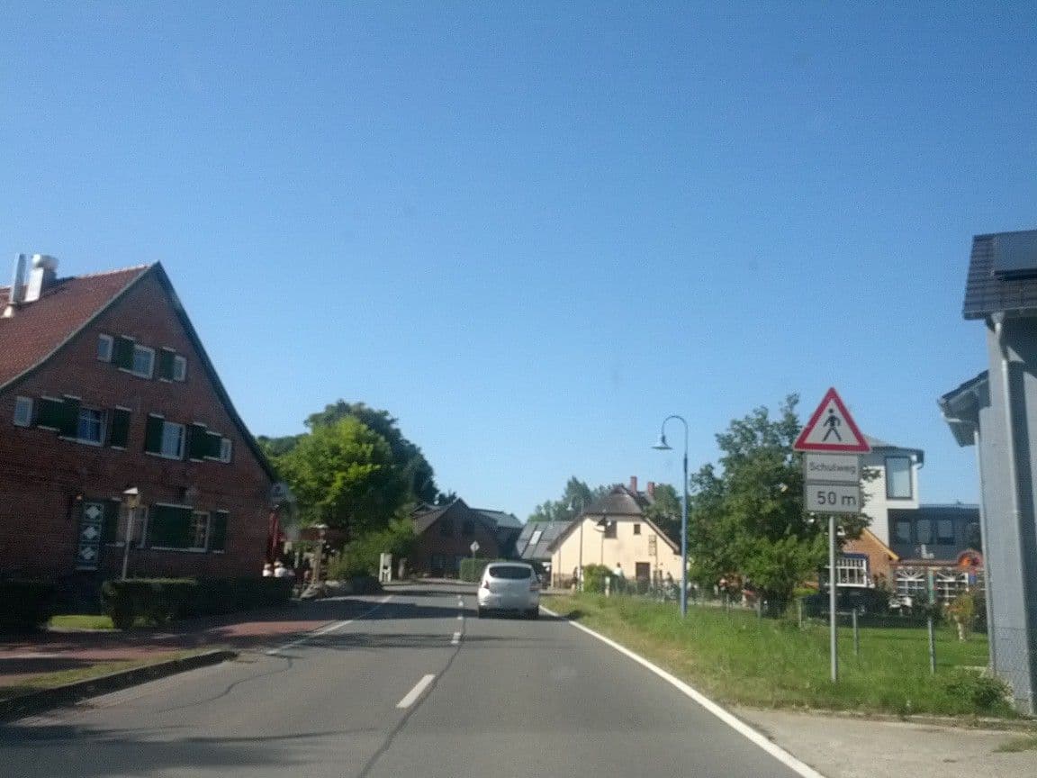 Street view near Hotel & Gasthof "Zur Linde", Ostseebad Göhren — © zoegglmeyr (CC BY-SA · Mapillary)
