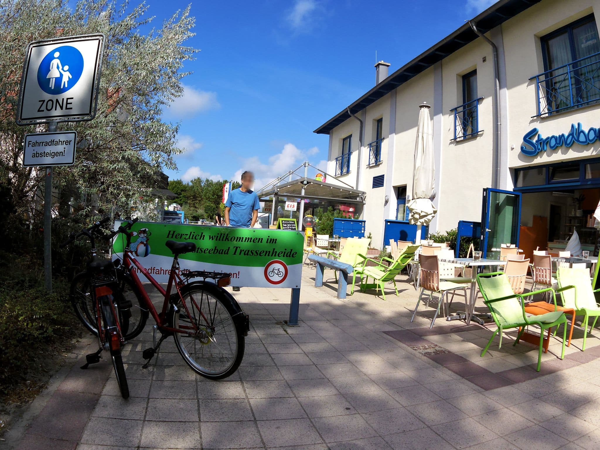 Street view near Feriensiedlung Theodor Fontane, Ostseebad Zinnowitz — © zoegglmeyr (CC BY-SA · Mapillary)