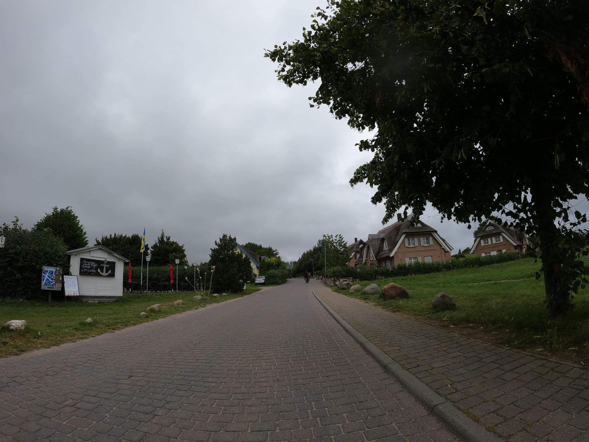 Street view near Strandhotel Lobbe, Ostseebad Göhren — © strubbl (CC BY-SA · Mapillary)