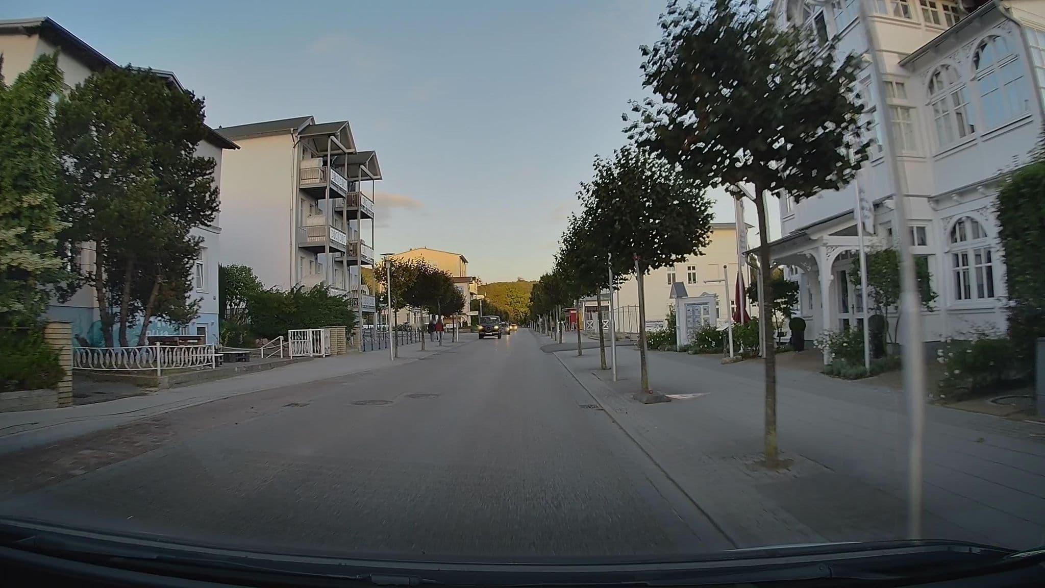 Street view near Villa To Hus F690 - Appartement 02 im ersten OG mit Kamin und Balkon, Sellin — © hendel (CC BY-SA · Mapillary)