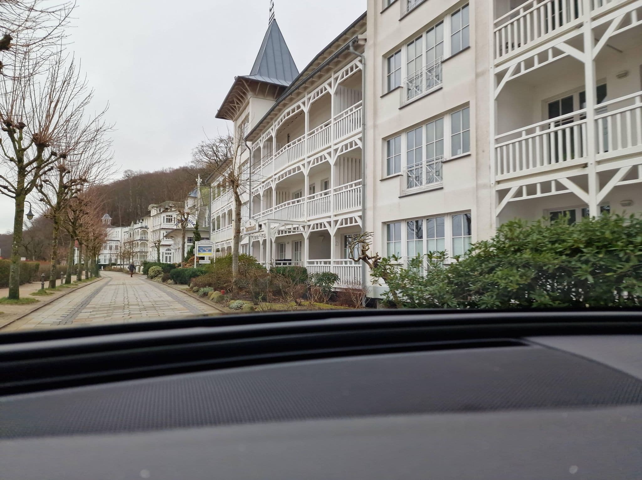 Street view near Ferienwohnungen Seeschloss - Direkt an der Strandpromenade, Ostseebad Binz — © atpl_pilot (CC BY-SA · Mapillary)