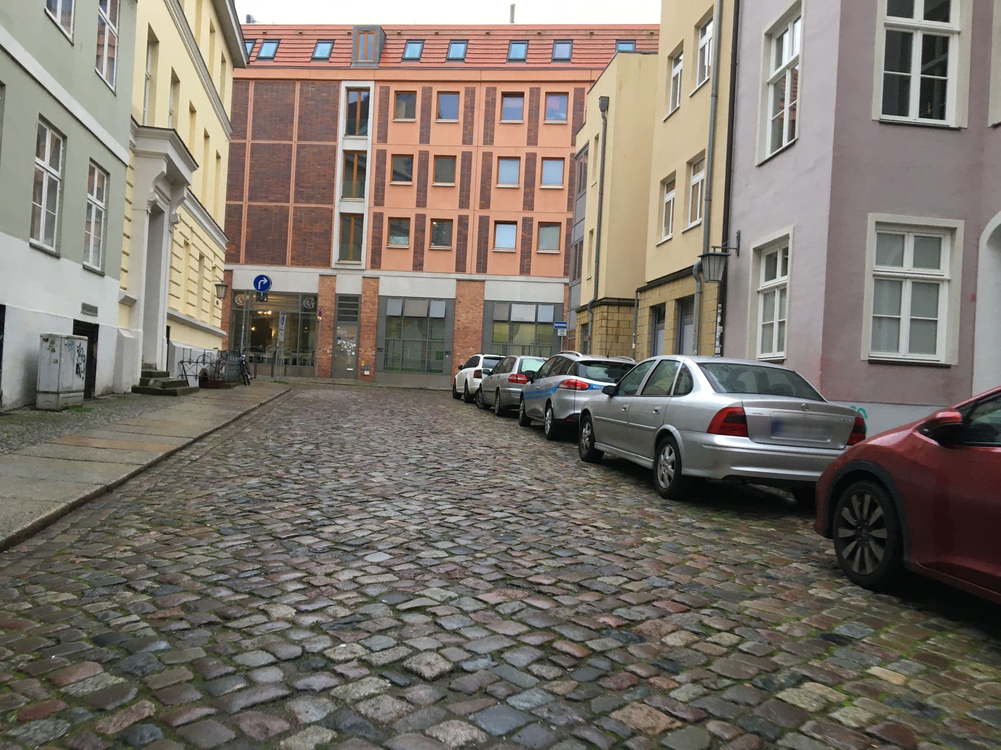Street view near Ferienwohnungen in der Altstadt Stralsund, Stralsund — © jlorenz86 (CC BY-SA · Mapillary)