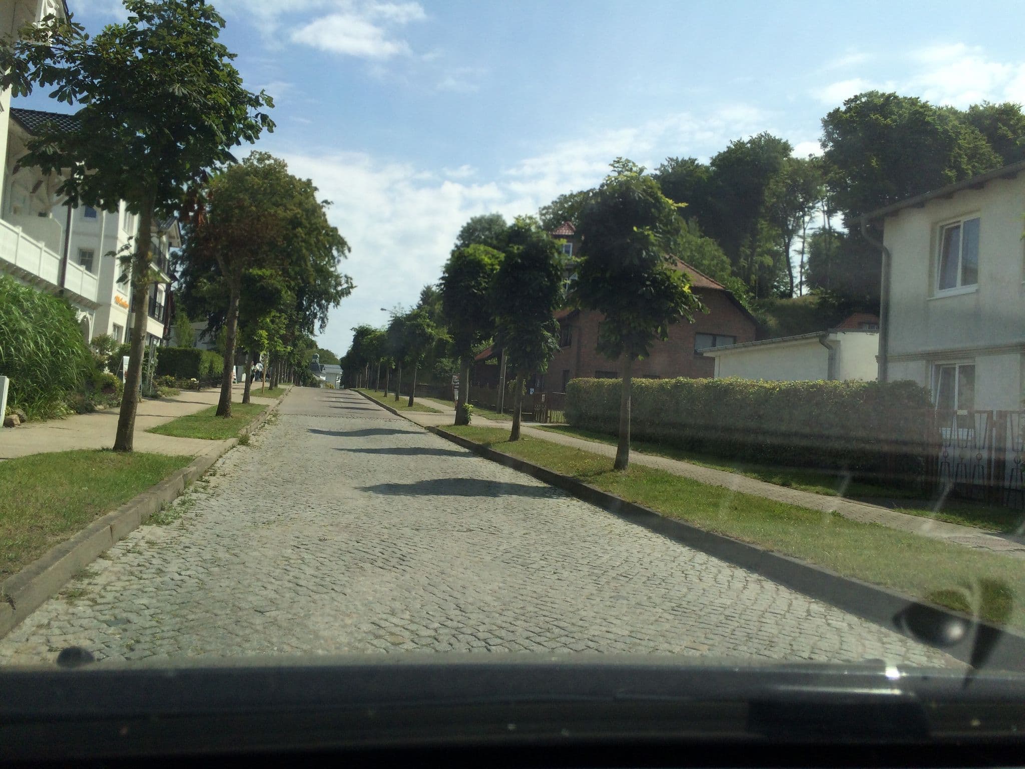 Street view near Villa Fabiola, Ostseebad Binz — © hajak (CC BY-SA · Mapillary)