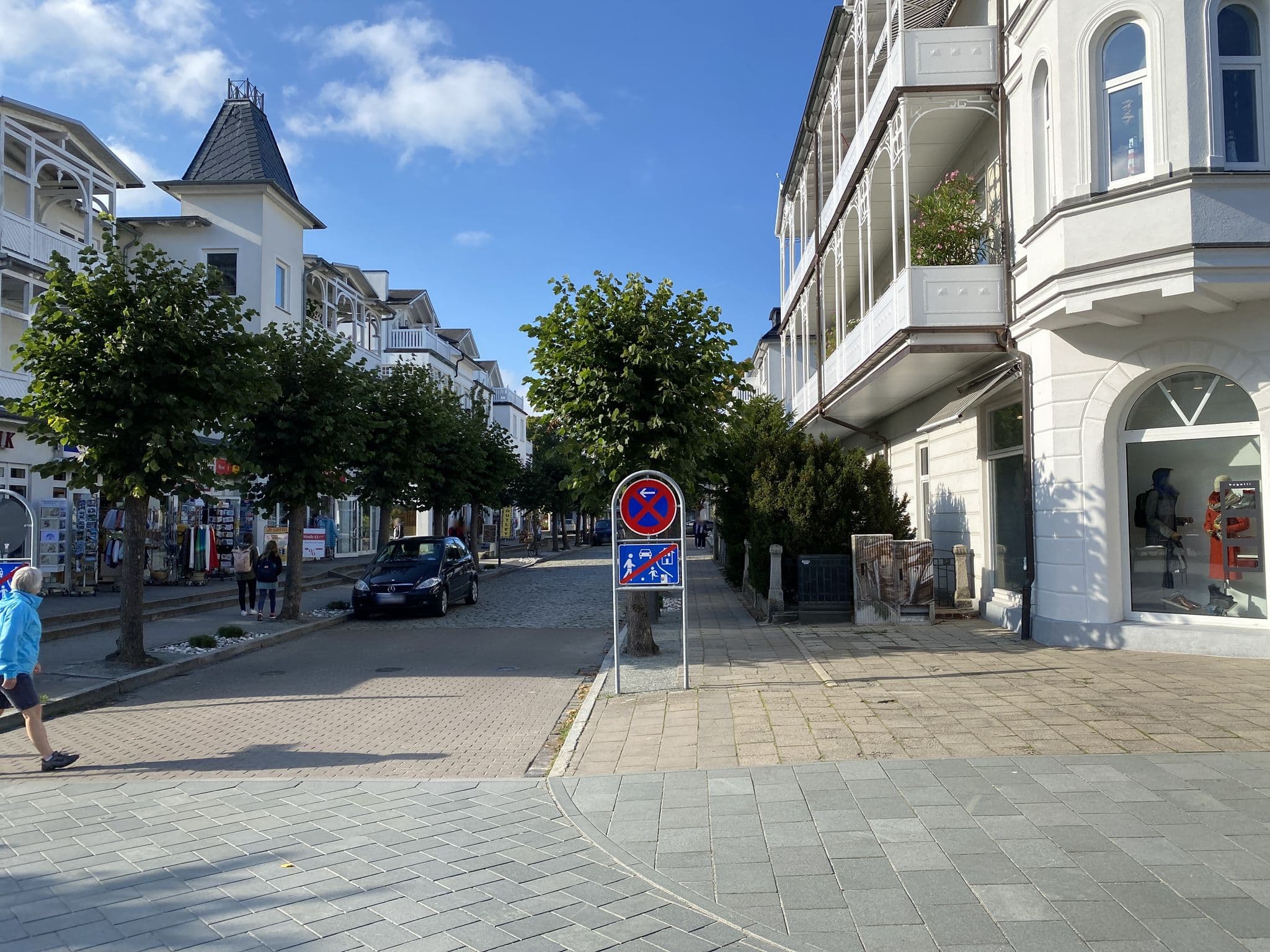 Street view near Appartement-Anlagen Villa Binz, Ostseebad Binz — © postgelb (CC BY-SA · Mapillary)