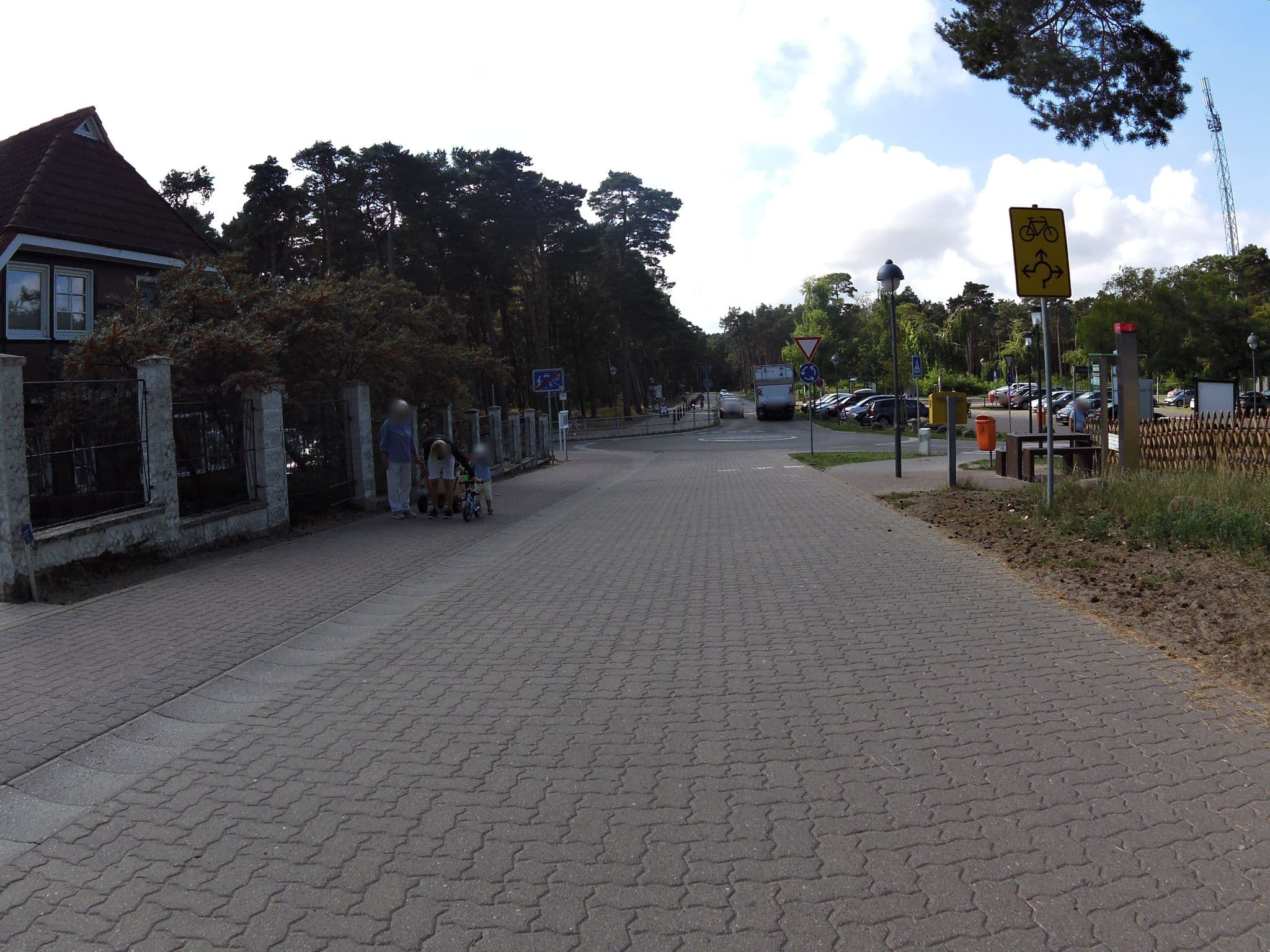 Street view near Strandhotel Sanddorn, Ostseebad Zinnowitz — © zoegglmeyr (CC BY-SA · Mapillary)