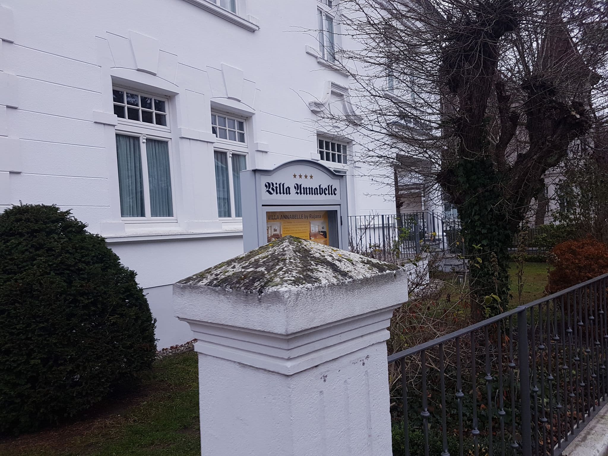 Street view near Villa Malepartus by Rujana, Ostseebad Binz — © changchun1 (CC BY-SA · Mapillary)