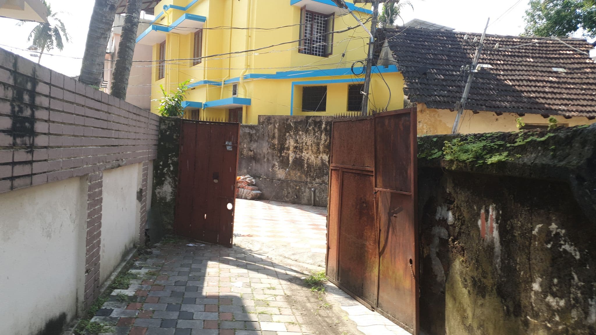 Street view near Holiday Hotel, Vypīn — © livableurbanism (CC BY-SA · Mapillary)