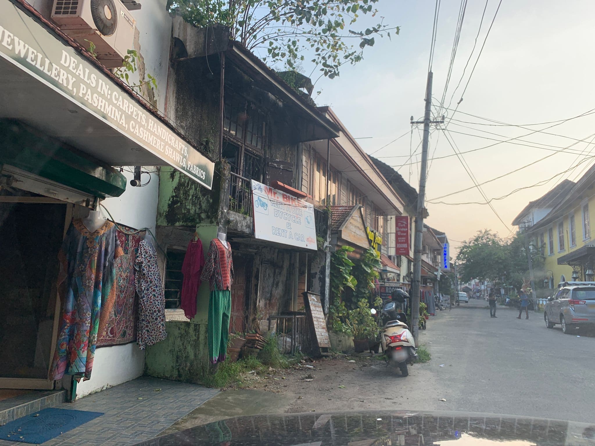 Street view near Grande Residencia Hotel Kochi, Vypīn — © livableurbanism (CC BY-SA · Mapillary)