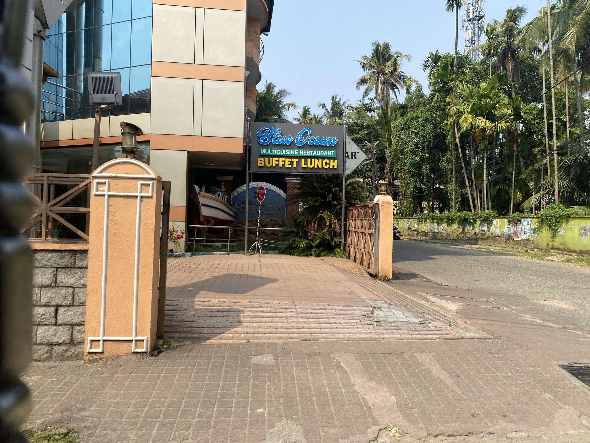 Street view near Hotel Fortqueen, Vypīn — © Cardiff37 (CC BY-SA · Mapillary)