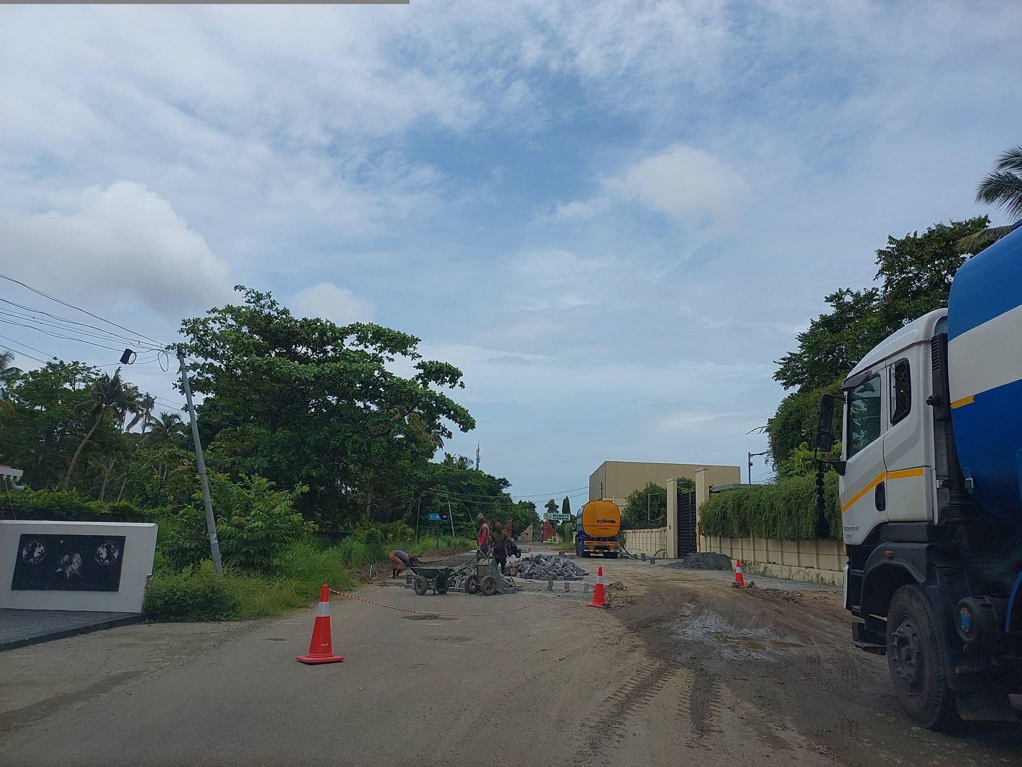 Street view near Tharakans Kayal Tharavadu, Kanayannur — © V15 (CC BY-SA · Mapillary)