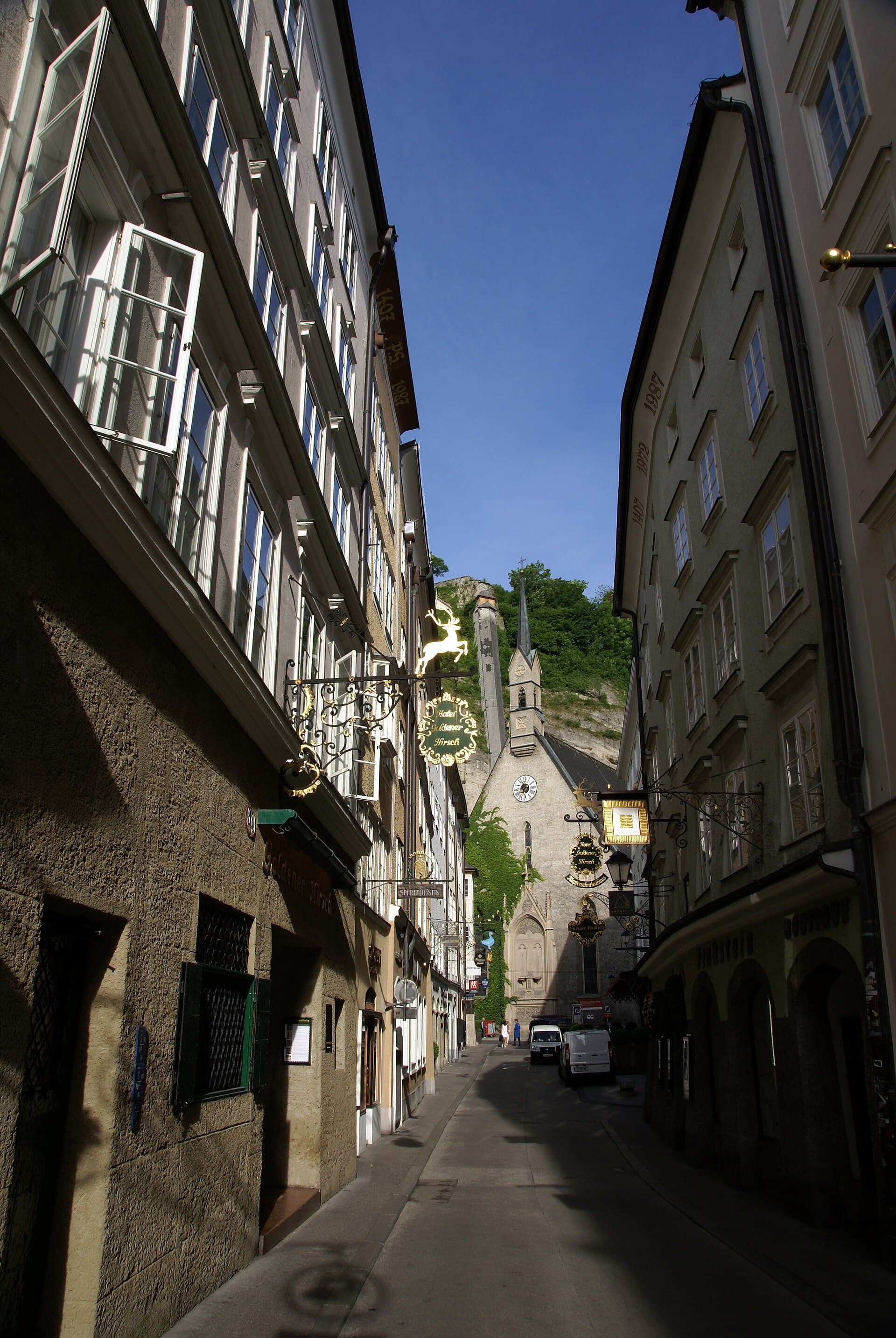 Hotel Goldener Hirsch (via Wikimedia Commons, CC BY-SA 4.0)